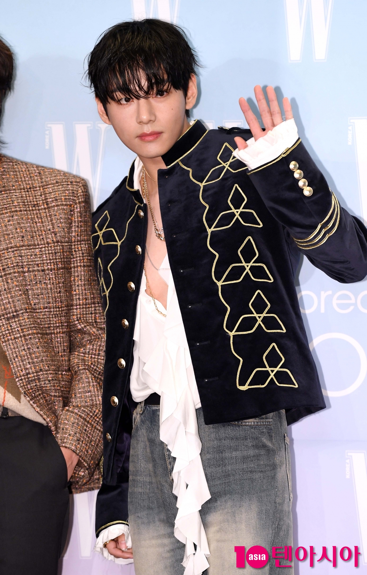 BTSのブイ、W Koreaの乳がん認識向上キャンペーンに参加
