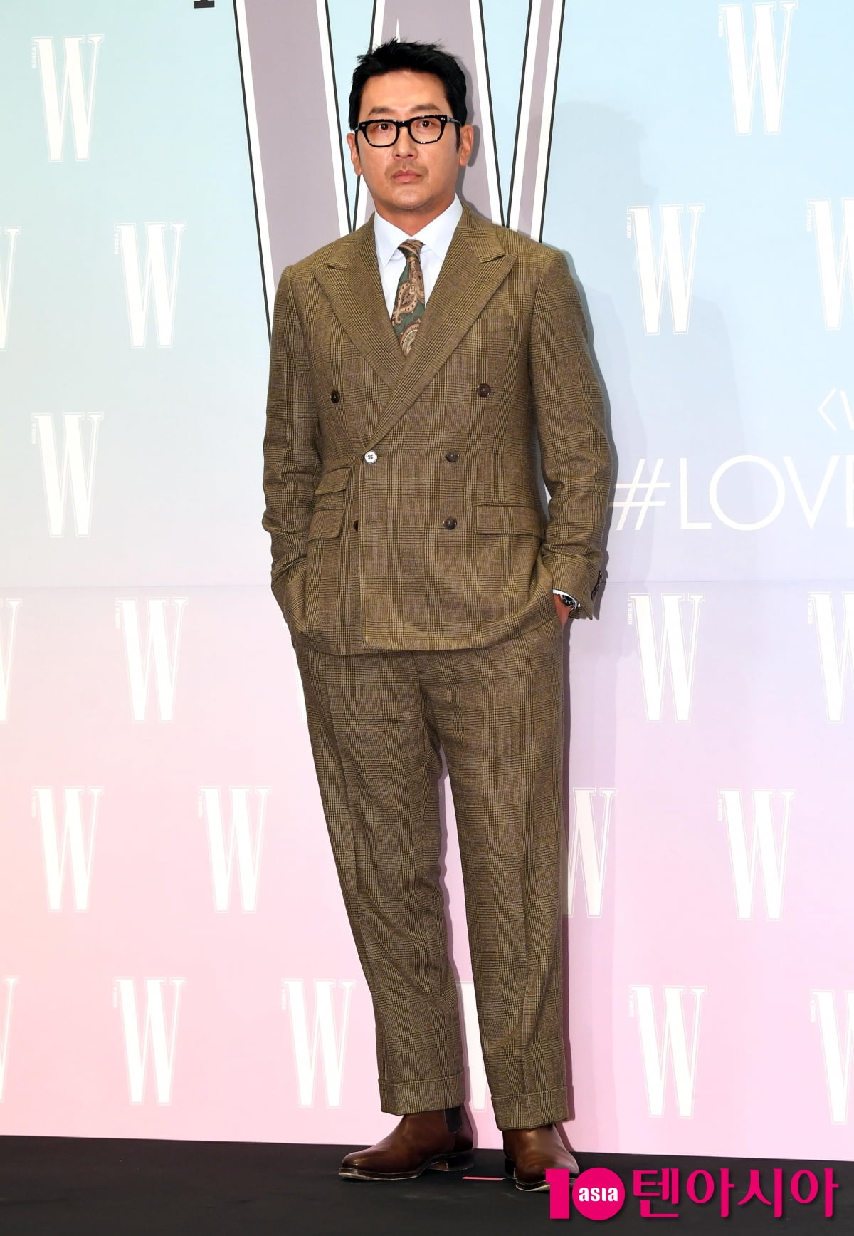 俳優ハ・ジョンウ、乳がん認識向上キャンペーンに参加