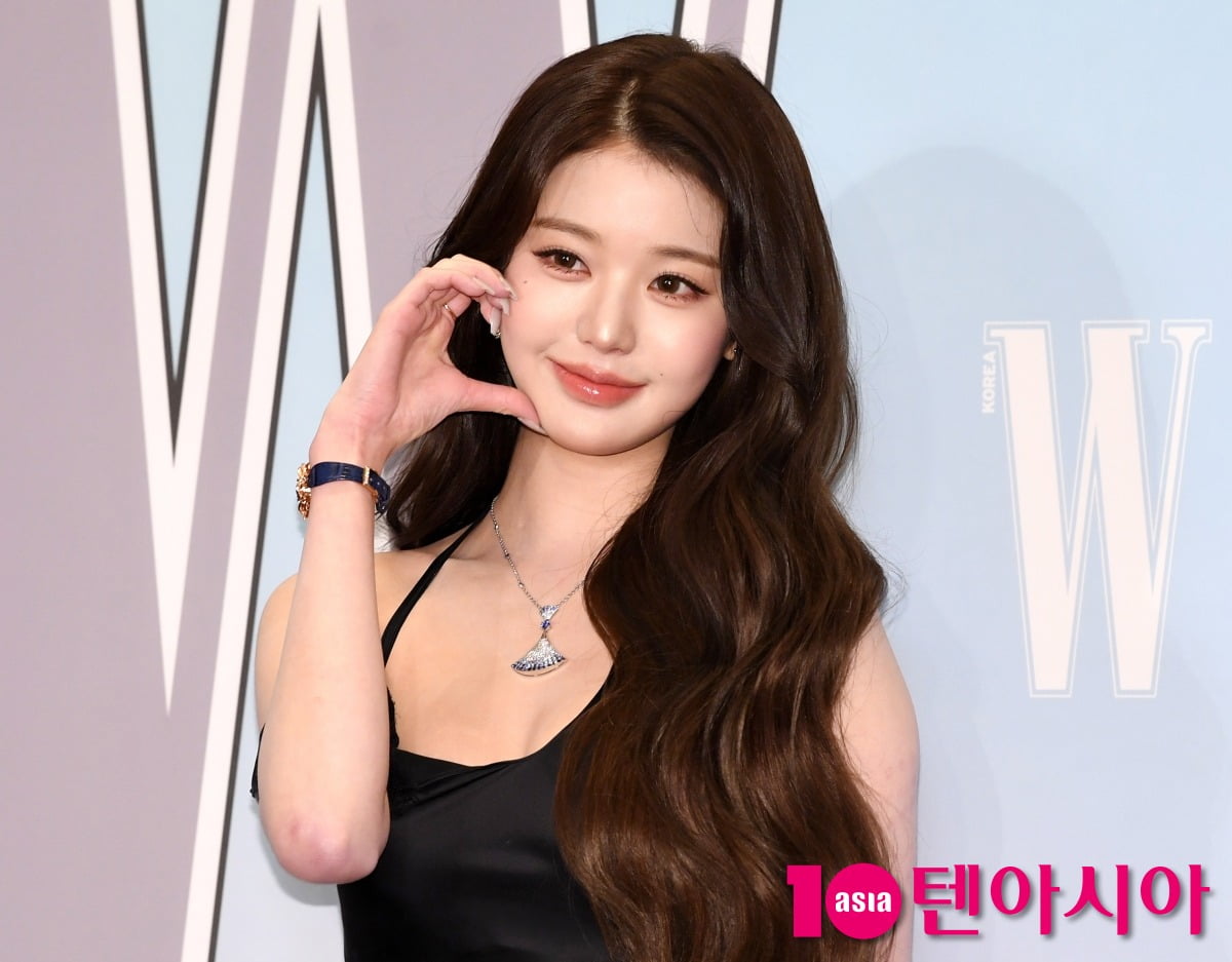 Bae Woo-seok and Jang Won-young Steal the Spotlight at Breast Cancer Awareness Charity Event