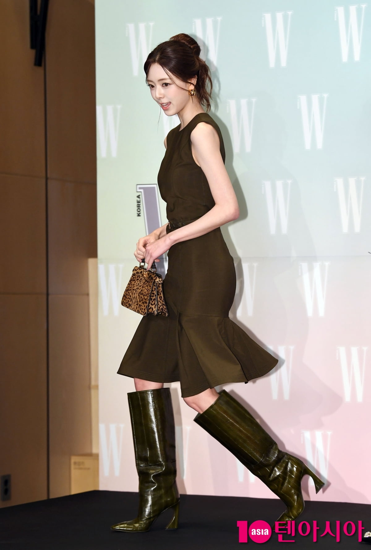 ITZYのユナ、W Koreaの乳がん認識向上キャンペーンに参加