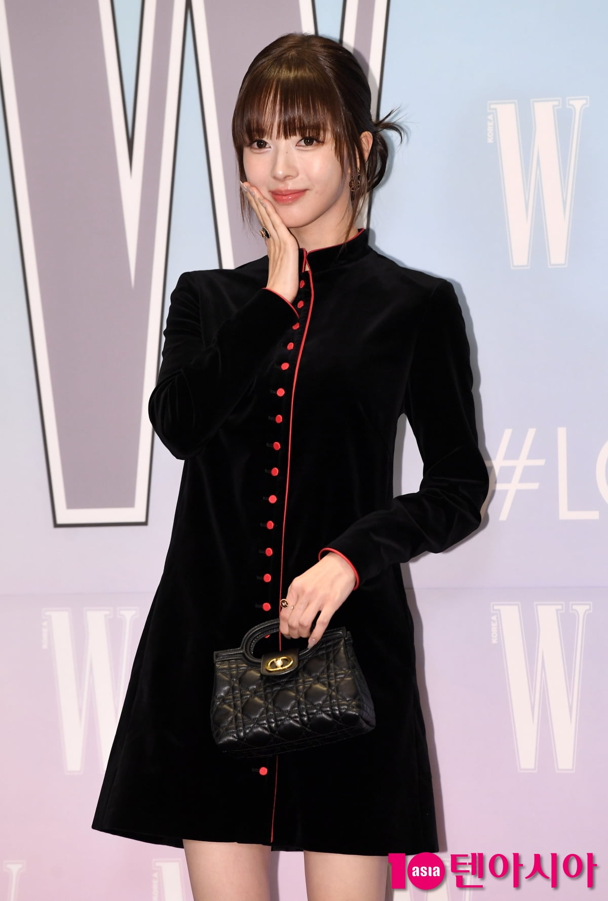 Actress Roh Jeong-eui Shines at W Korea's 20th Annual Breast Cancer Awareness Charity Event 