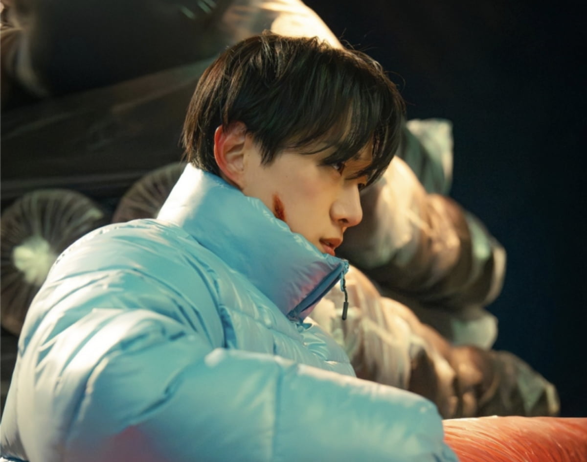 Lee Junho Shines in 'Typhoon Family' as a Determined Employee in Episode 3