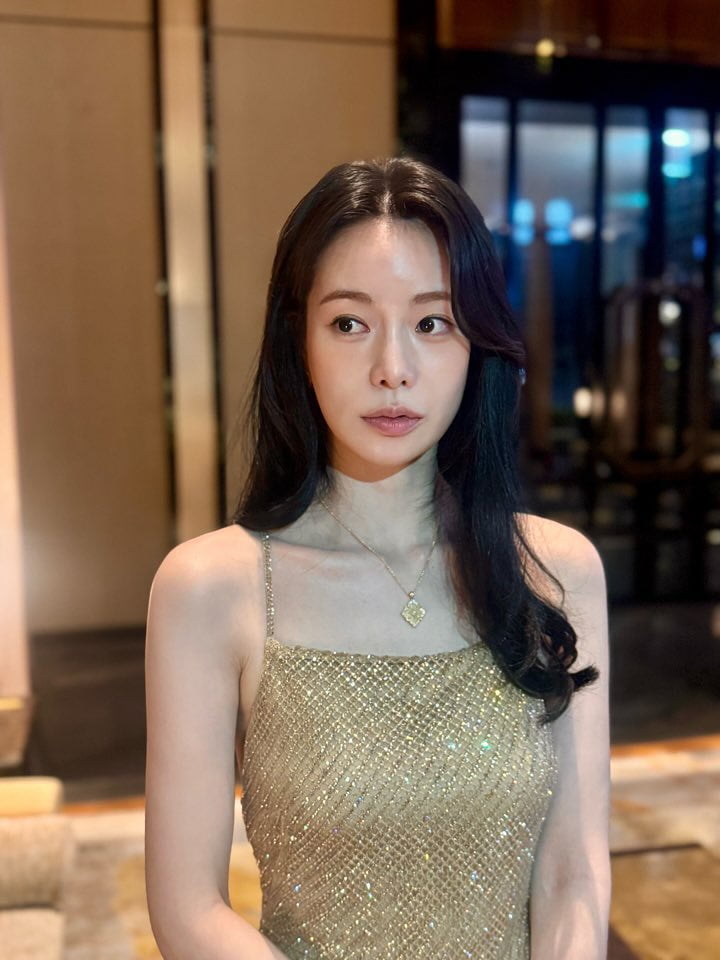 イム・ジヨン、ゴールドドレスで魅惑的な美しさを披露