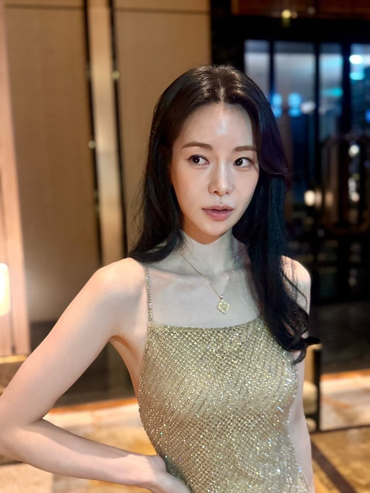イム・ジヨン、ゴールドドレスで魅惑的な美しさを披露