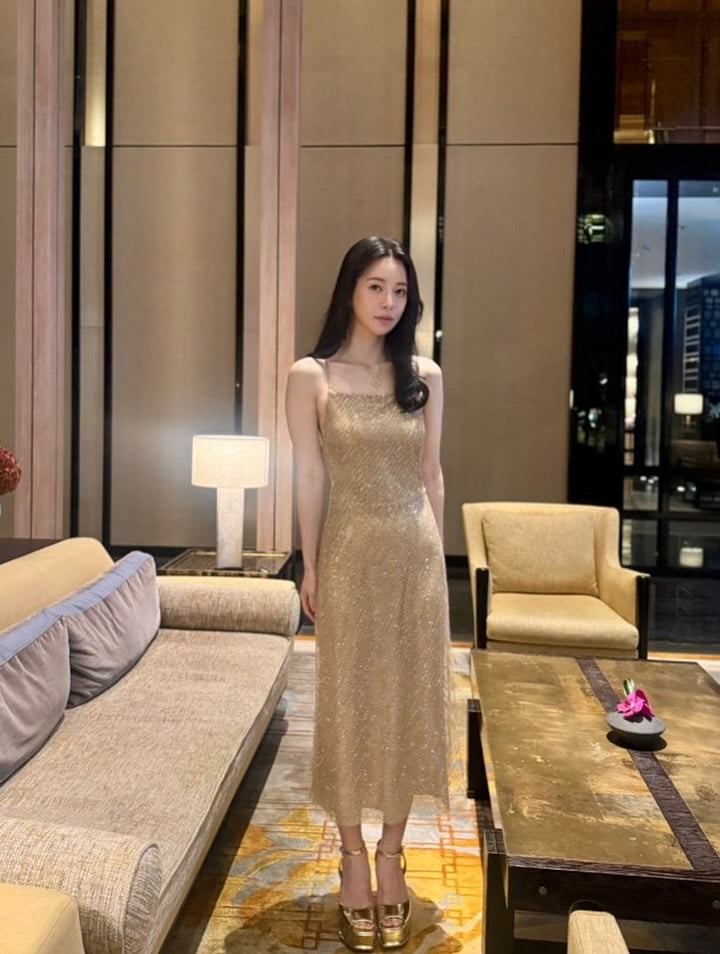 イム・ジヨン、ゴールドドレスで魅惑的な美しさを披露