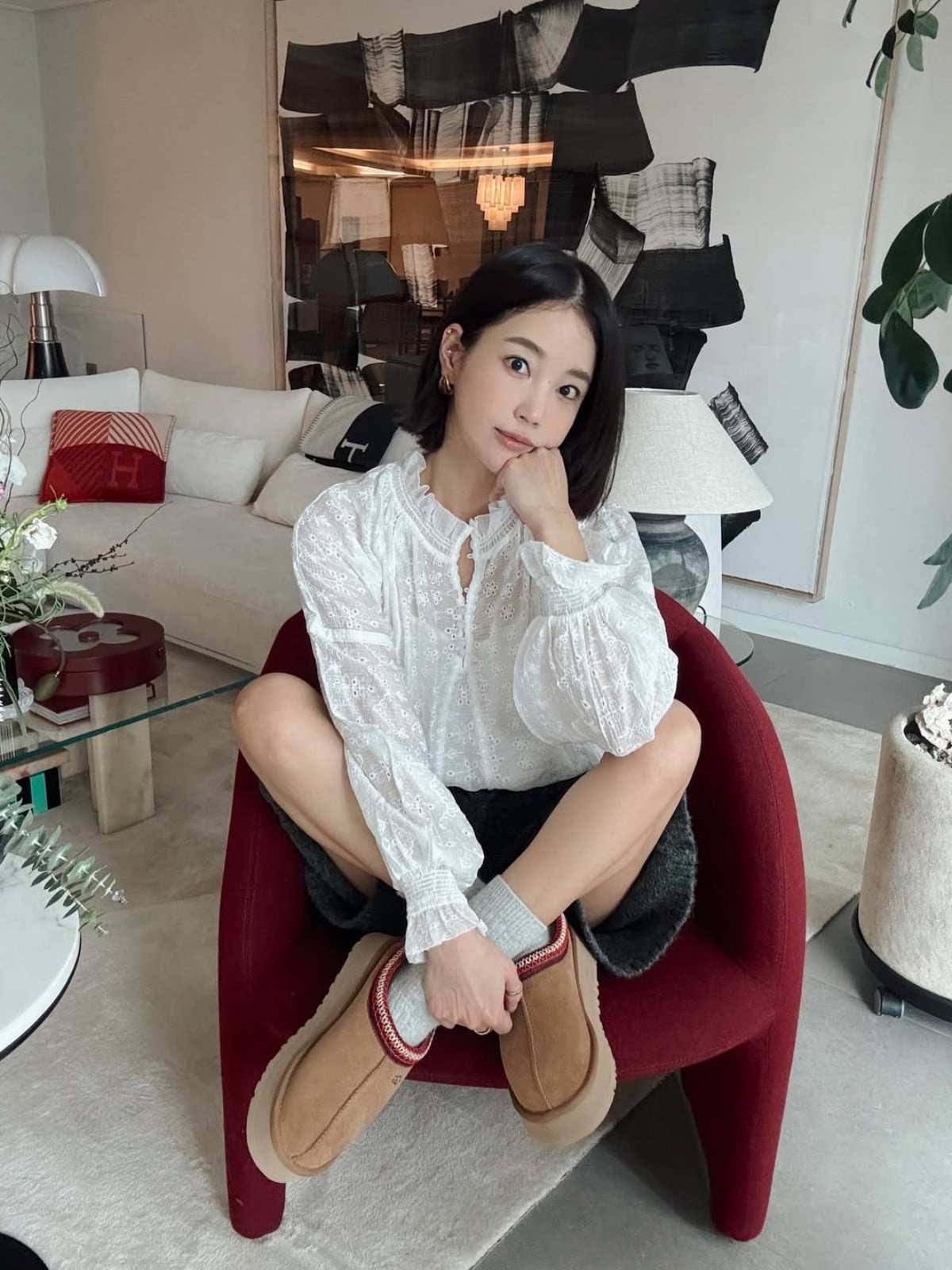 Kieunse Stuns with Chic Bob Hairstyle and Trendy Fashion in Latest Instagram Photos