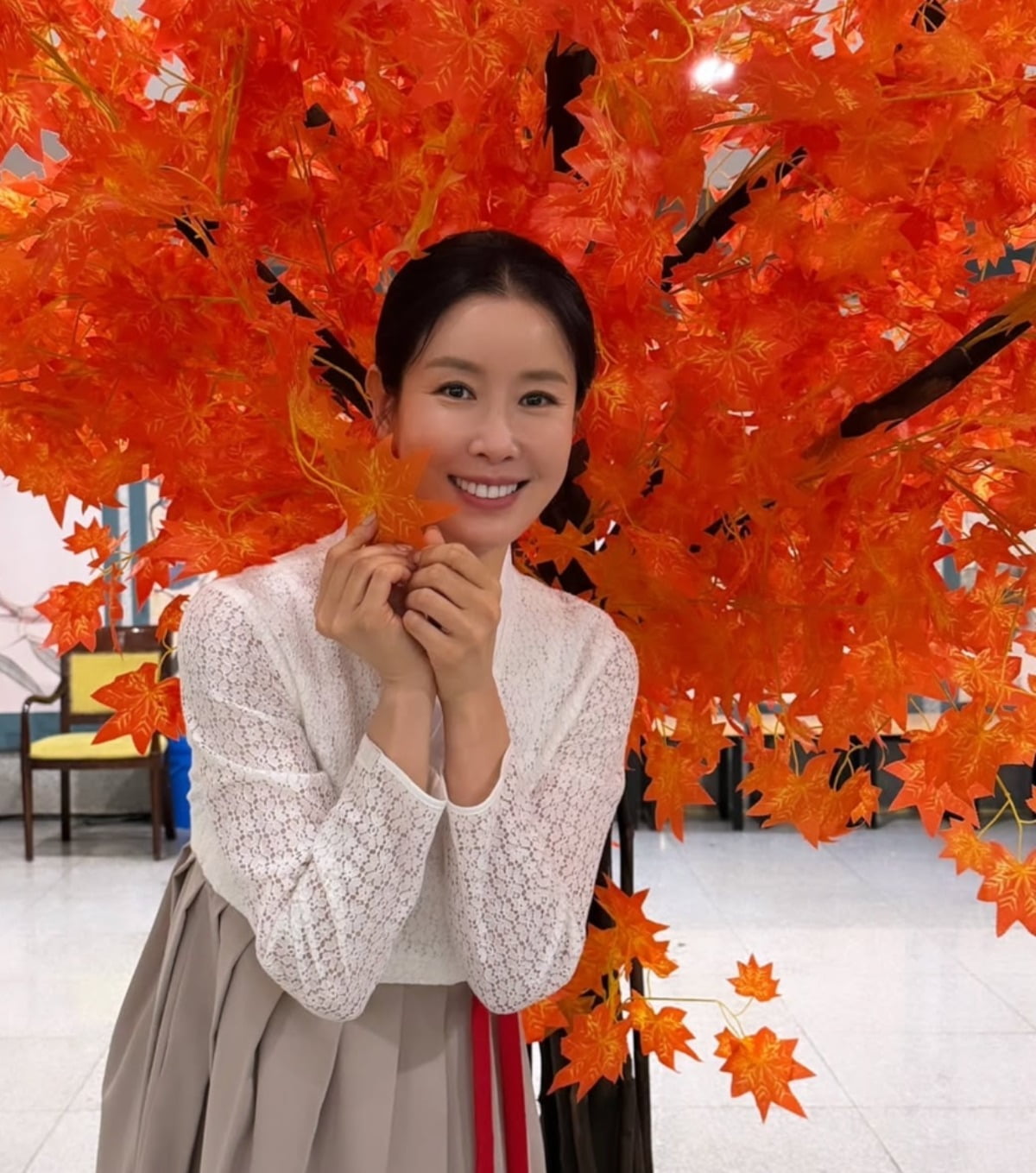 イ・テラン、秋の美しさを披露!紅葉の中で輝く韓服姿