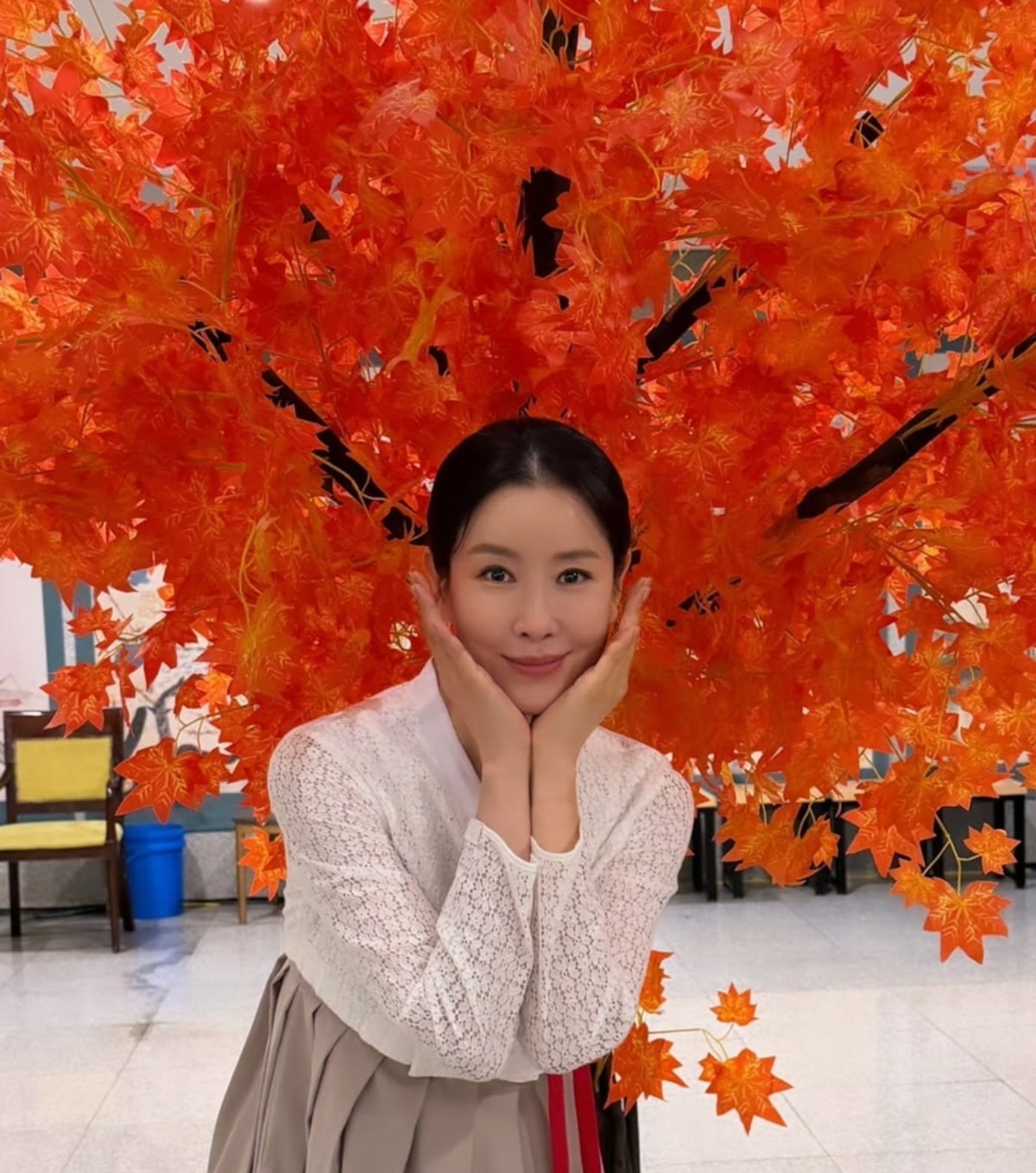 イ・テラン、秋の美しさを披露!紅葉の中で輝く韓服姿