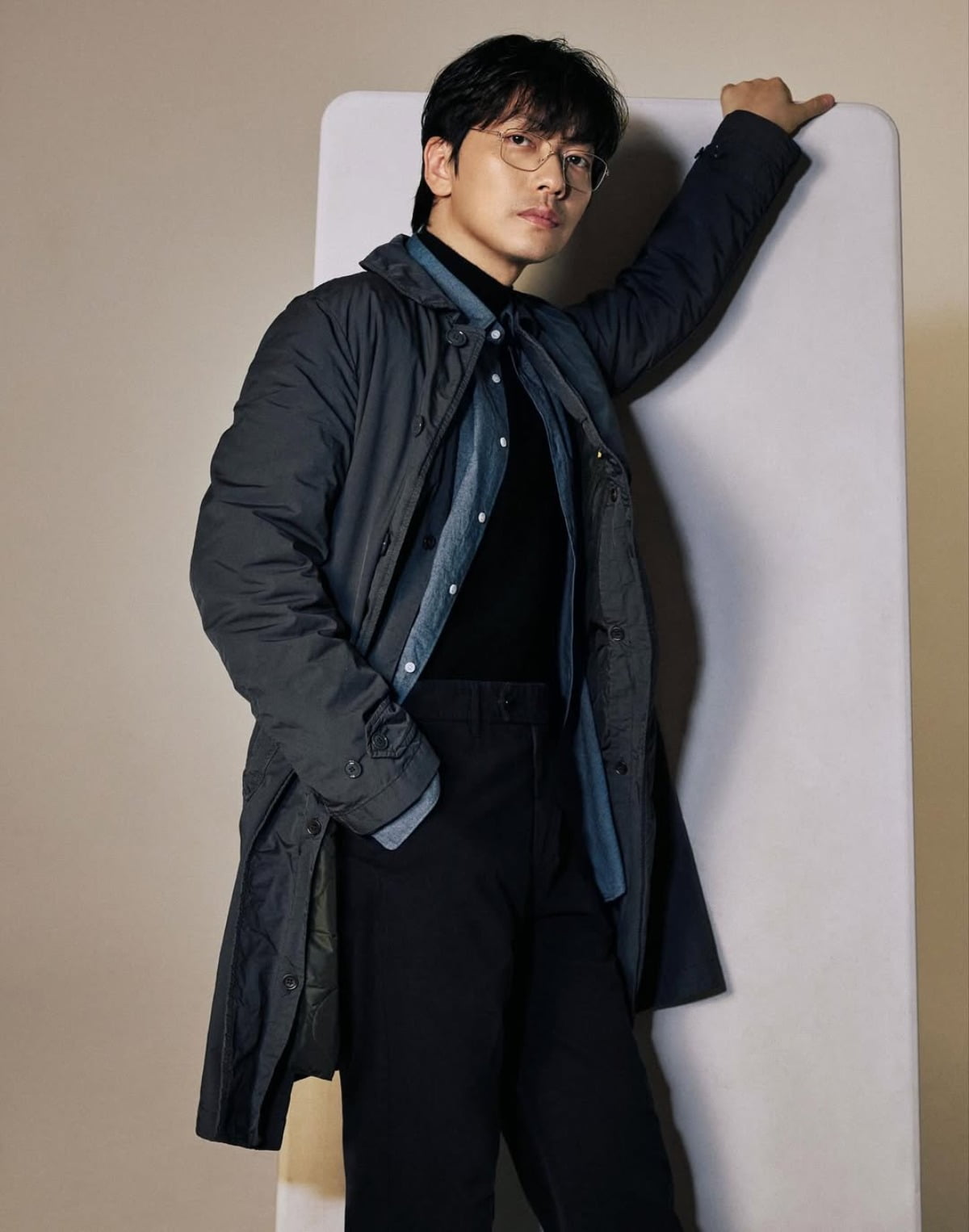 Lee Dong-hwi Embraces Autumn Vibes with Stylish Instagram Post