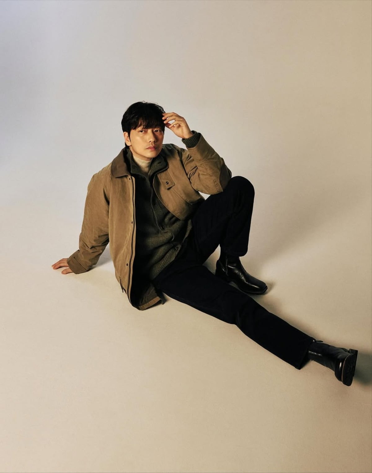 Lee Dong-hwi Embraces Autumn Vibes with Stylish Instagram Post