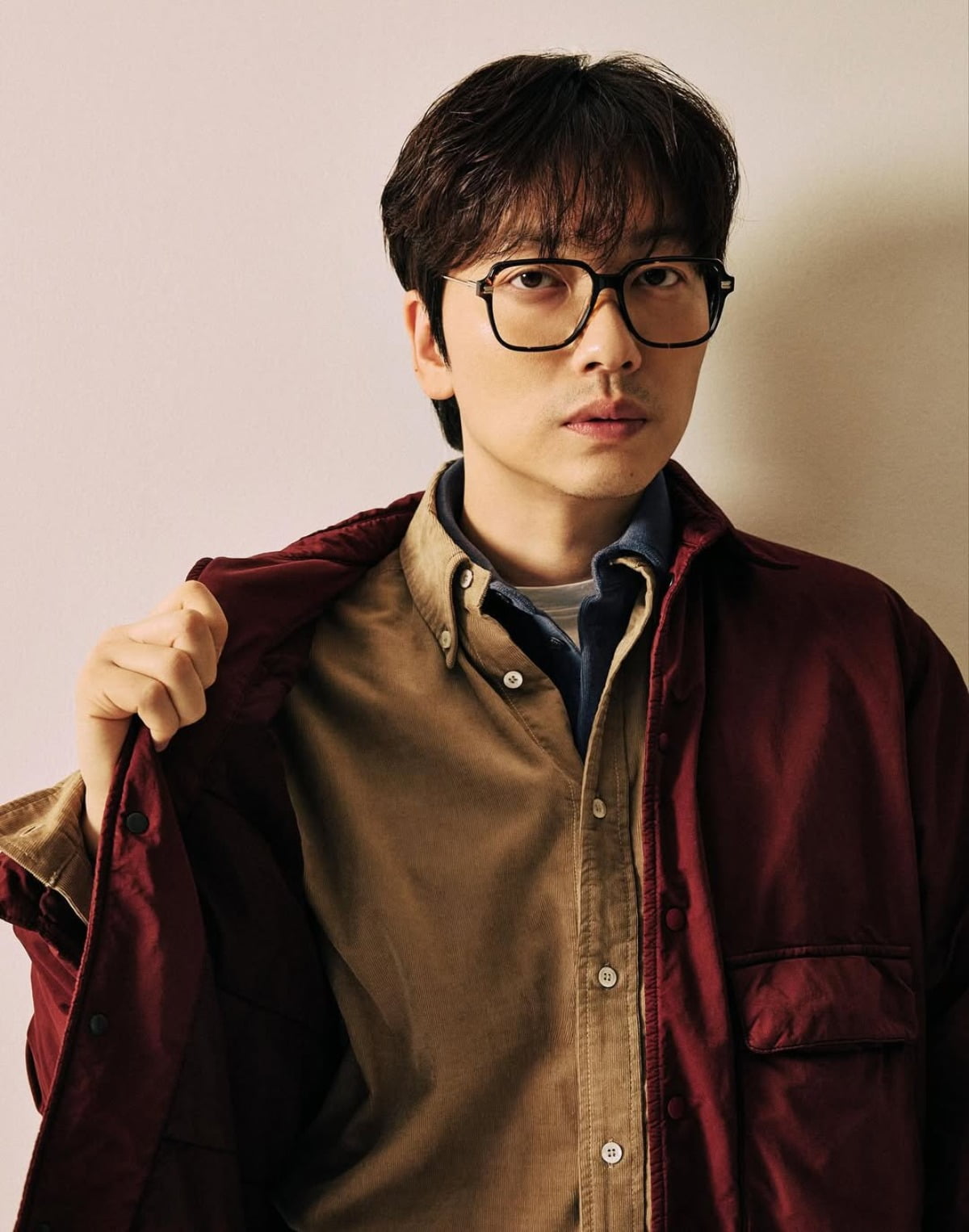 Lee Dong-hwi Embraces Autumn Vibes with Stylish Instagram Post