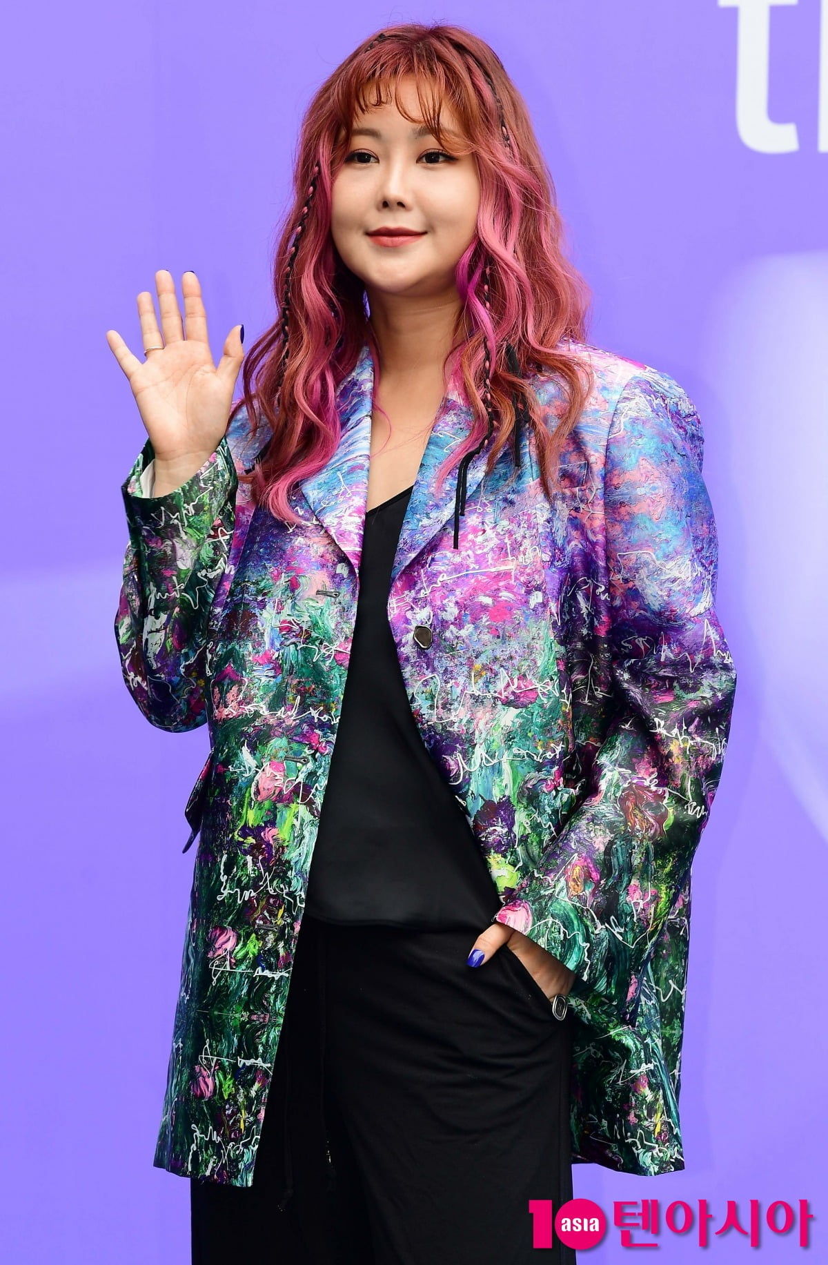 Solbi Reveals Her Most Expensive Painting Sold for $17,000