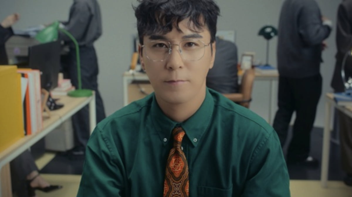 Jang Min-ho's New Mini Album 'Analog vol.1' Surpasses 100,000 Sales in First Week