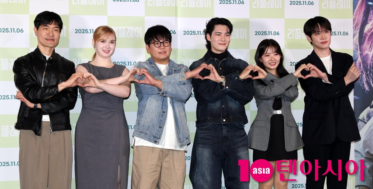 Director Hwang Kyung-sung and Cast Attend 'Replay' Press Conference in Seoul