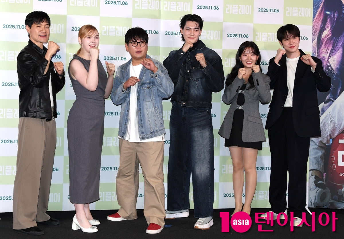 Director Hwang Kyung-sung and Cast Attend 'Replay' Press Conference in Seoul