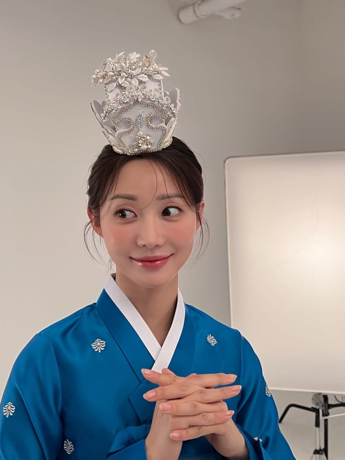 Han Groo Stuns in Traditional Korean Hanbok on Instagram