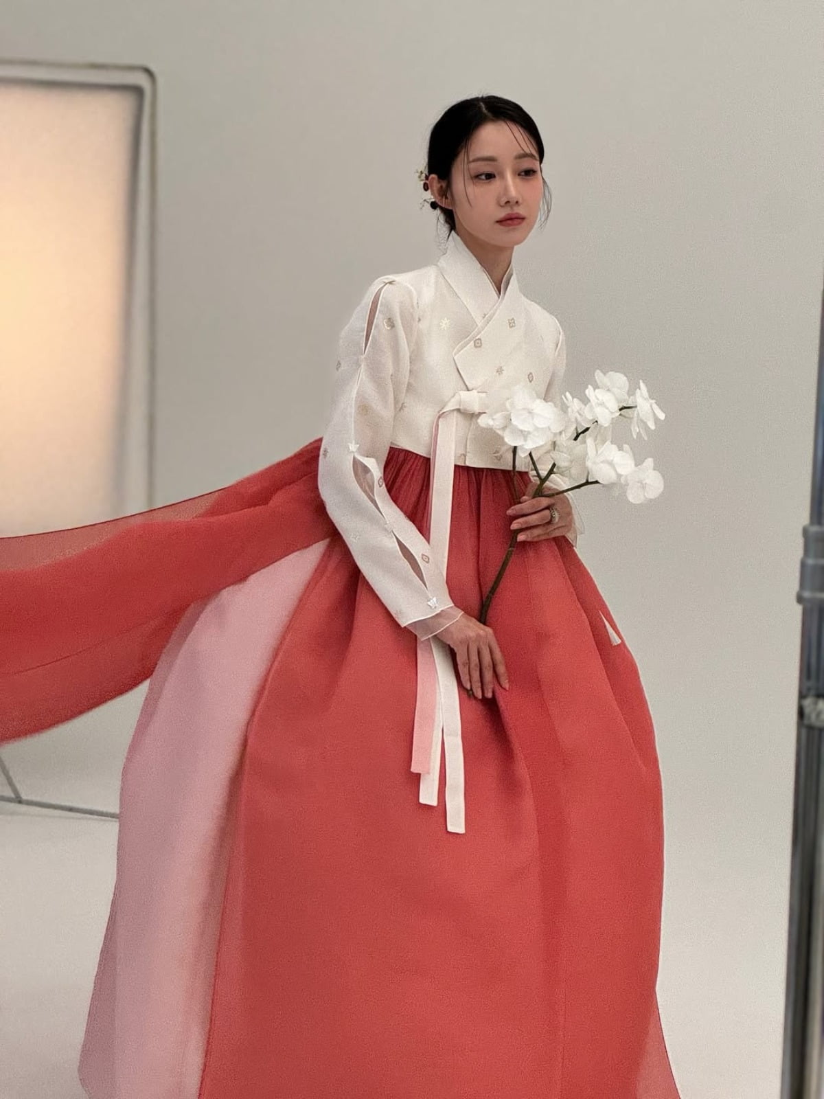Han Groo Stuns in Traditional Korean Hanbok on Instagram