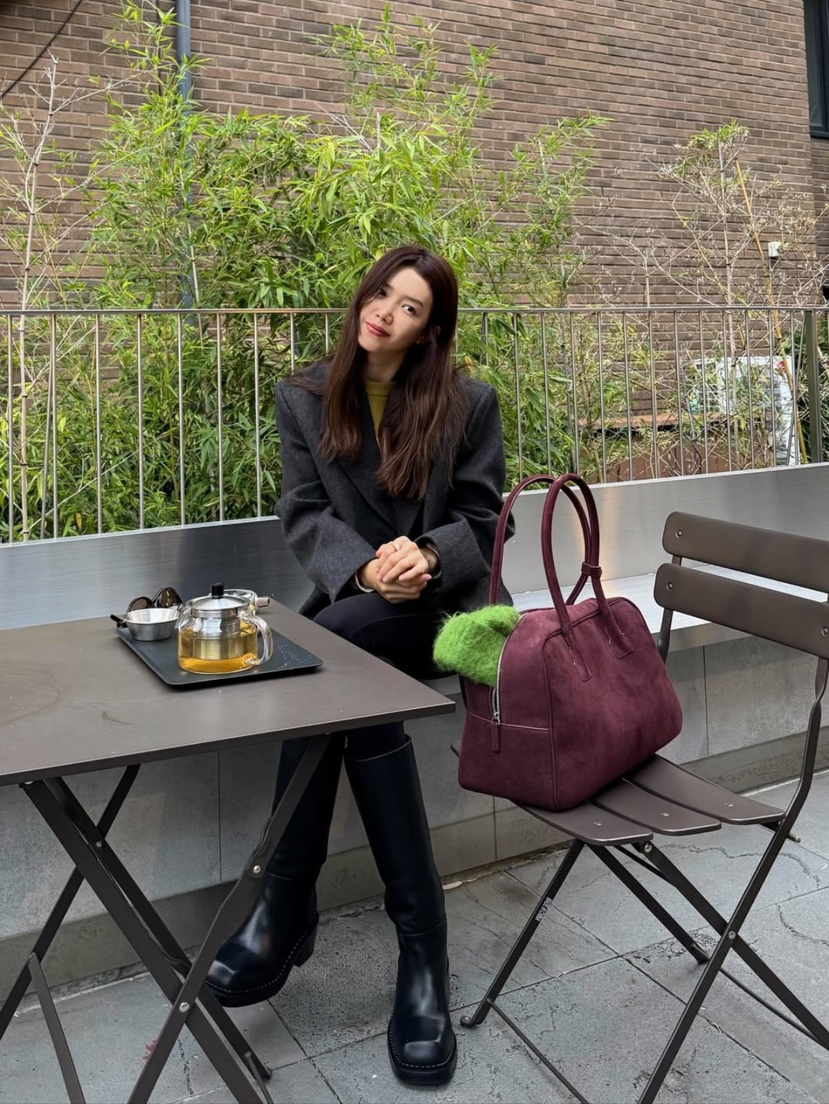 Korean Actress Chae Jung-an Enjoys a Relaxing Day in the Sun with a Cup of Tea