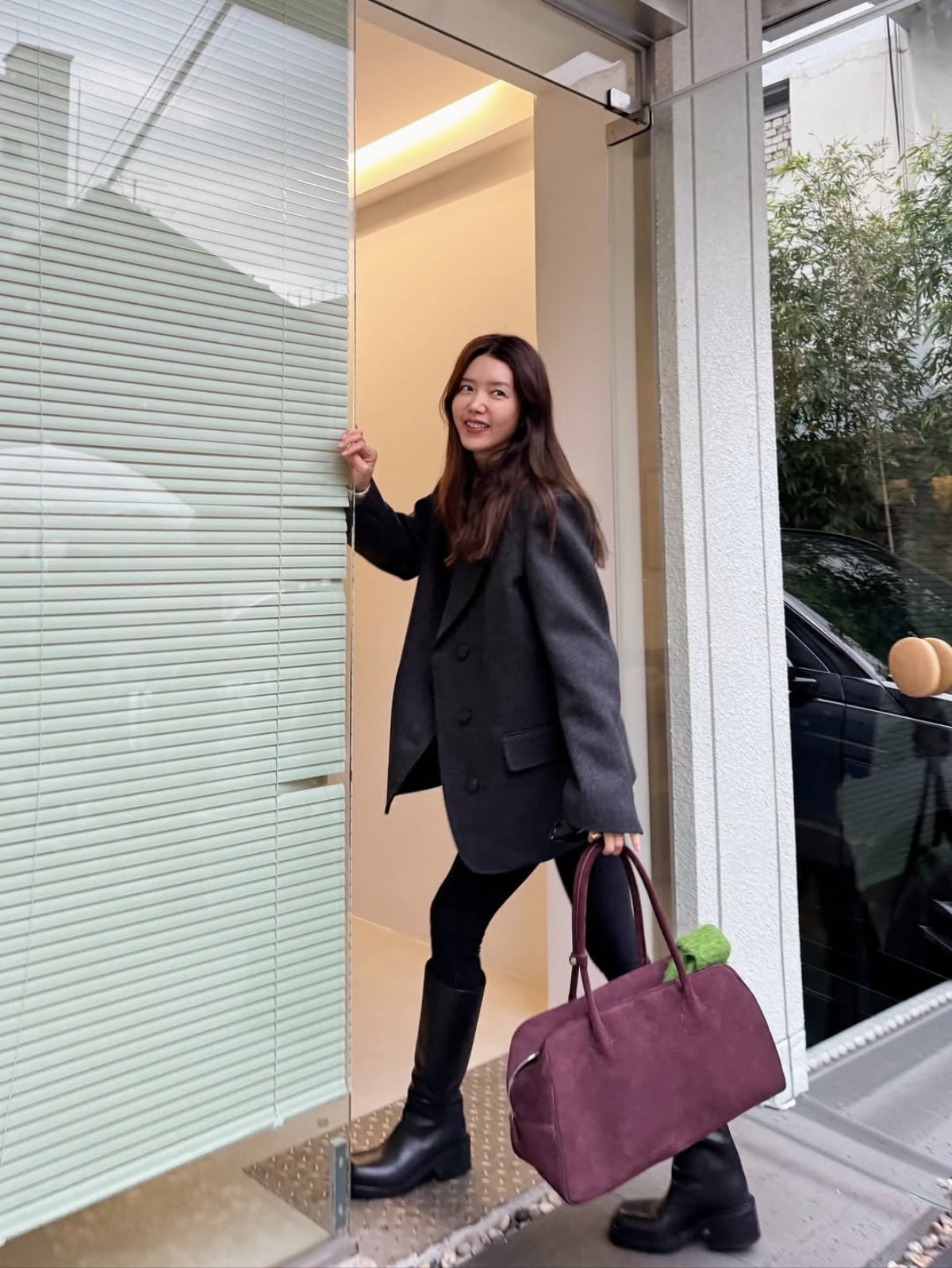 Korean Actress Chae Jung-an Enjoys a Relaxing Day in the Sun with a Cup of Tea