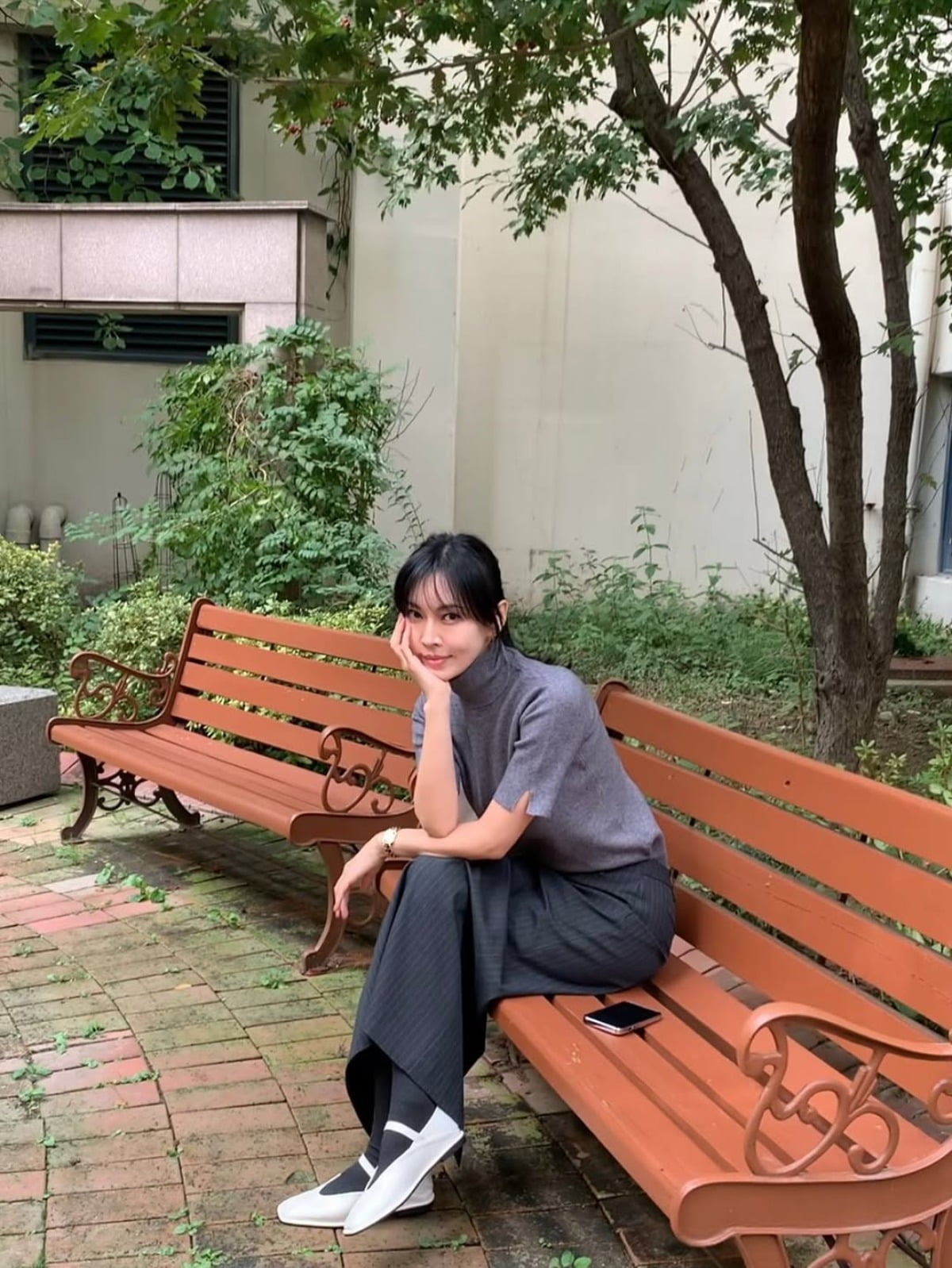 Actress Kim So-yeon Captivates Fans with Her Elegant Charm on Instagram