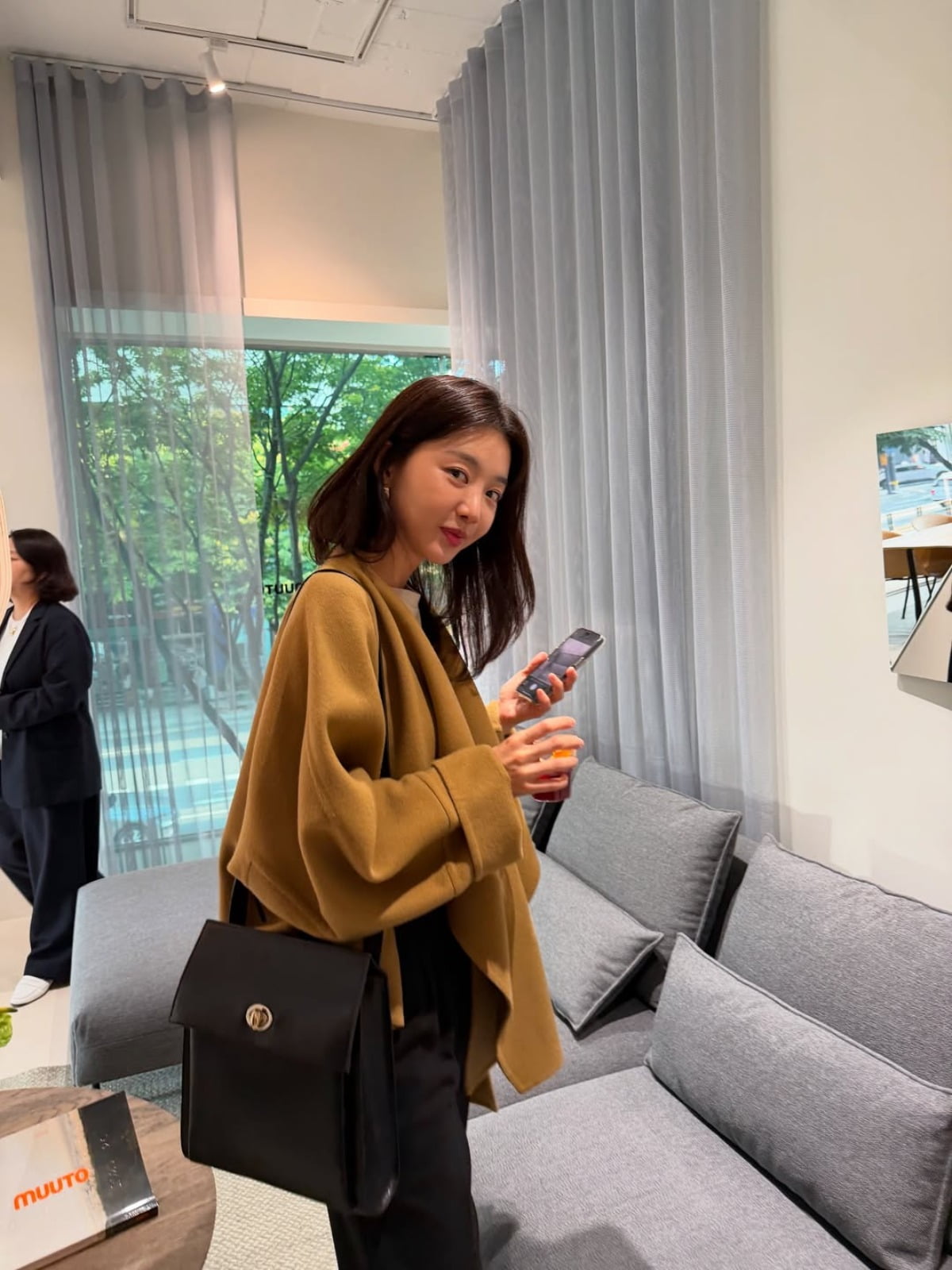 Actress Jang Hee-jin Shares a Glimpse of Her Luxurious Lifestyle on Instagram