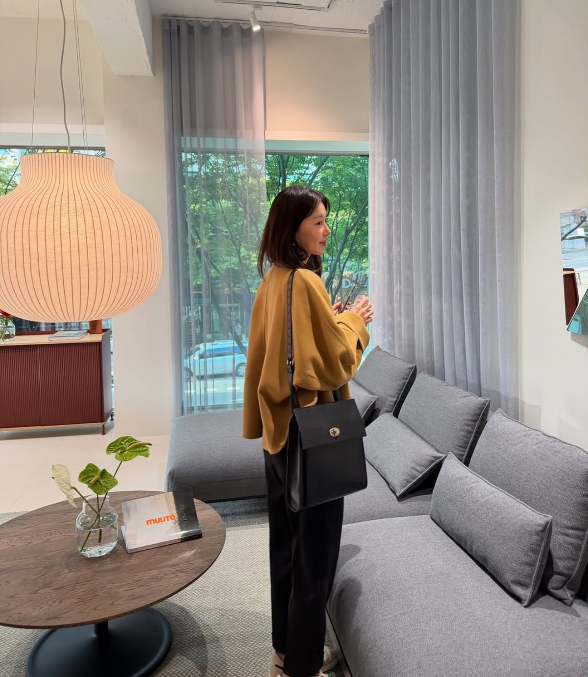 Actress Jang Hee-jin Shares a Glimpse of Her Luxurious Lifestyle on Instagram