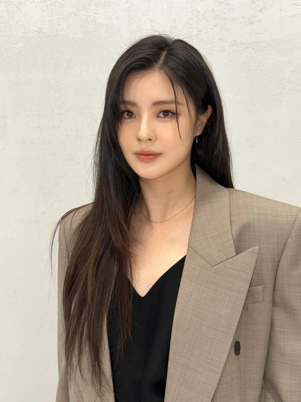Lee Sun-bin Stuns with Sophisticated Style on Instagram