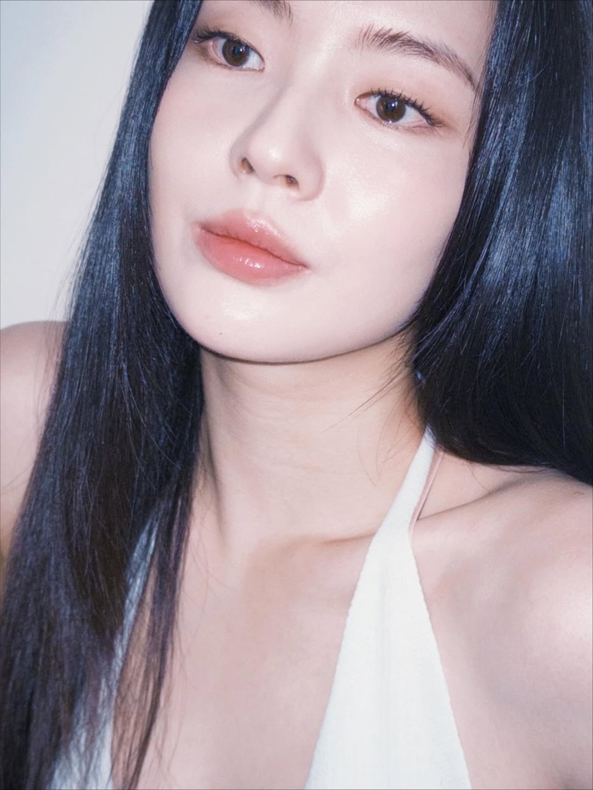 Lee Sun-bin Stuns with Sophisticated Style on Instagram
