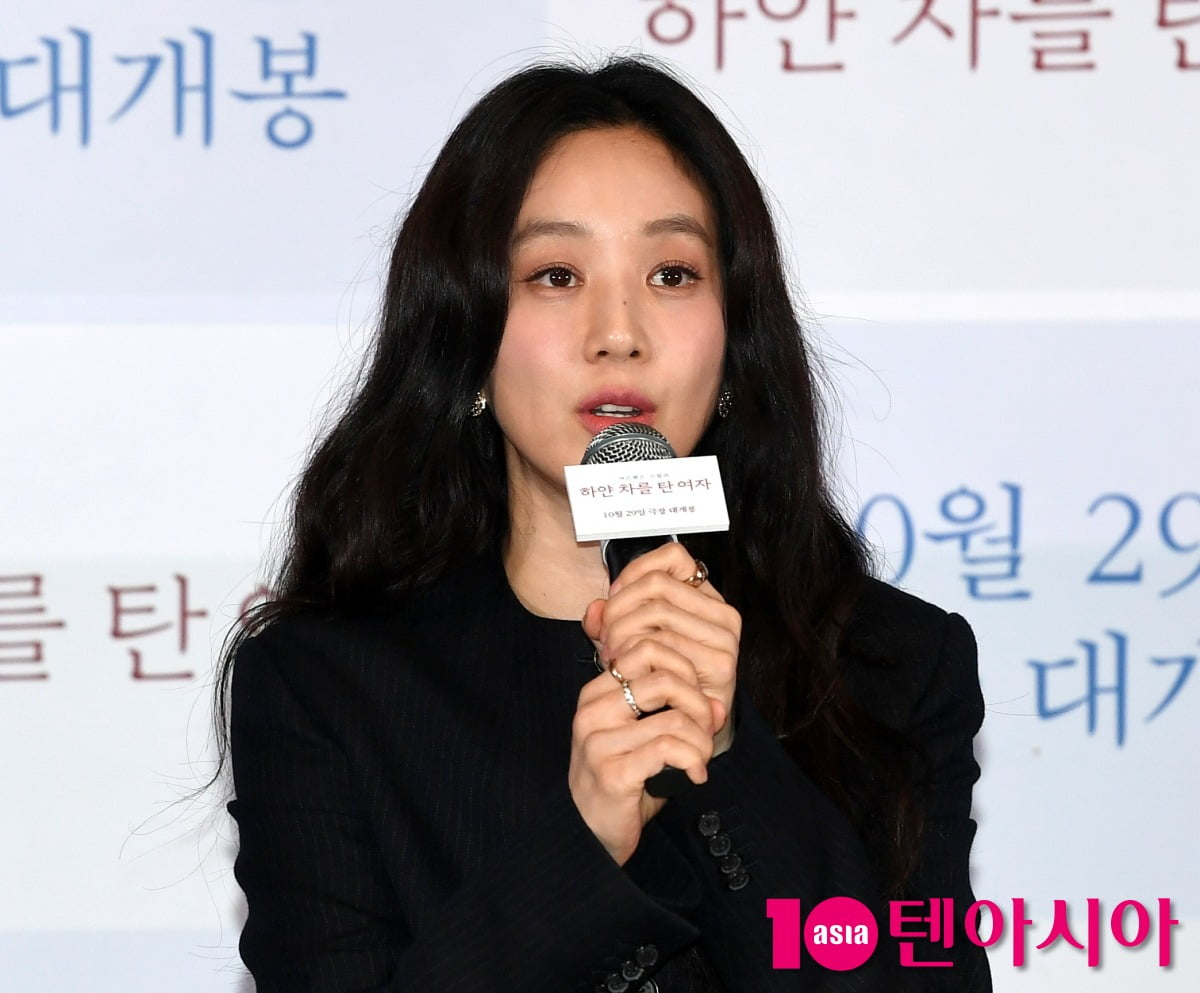 Jung Ryeo-won and Lee Jung-eun Shine in 'The Woman in the White Car' Amidst Harsh Conditions