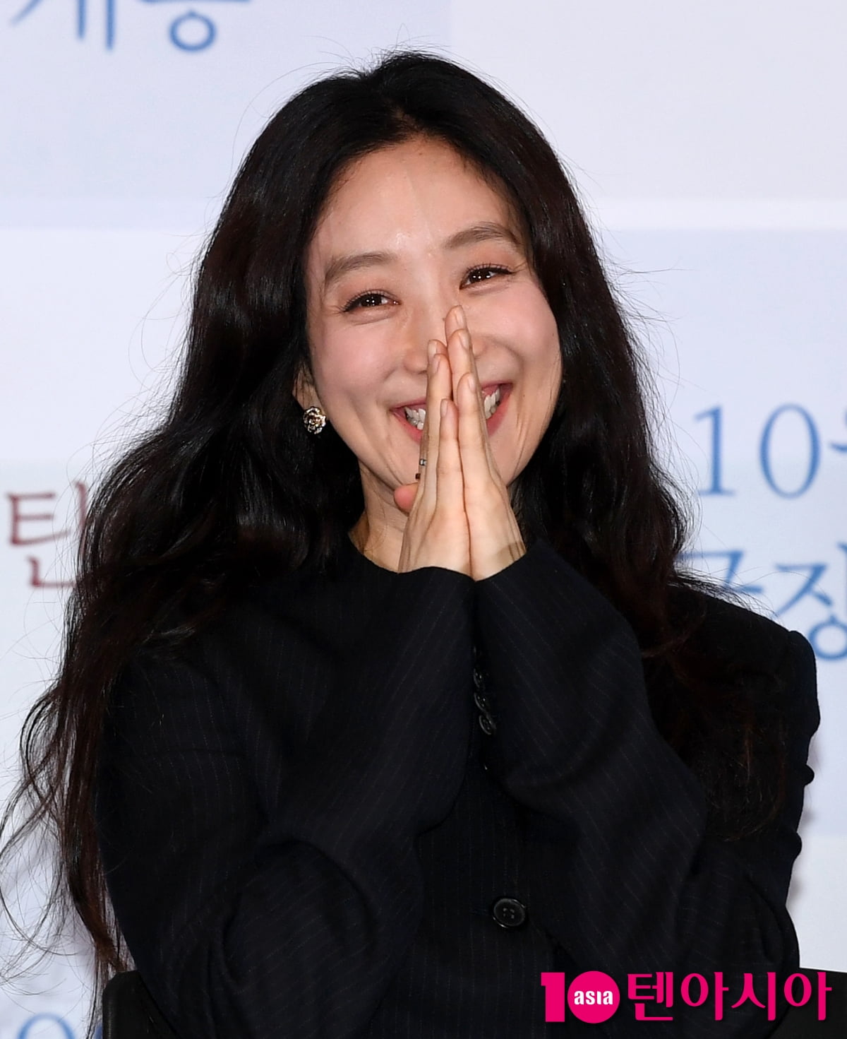 Jung Ryeo-won Attends Press Screening of 'The Woman in the White Car'
