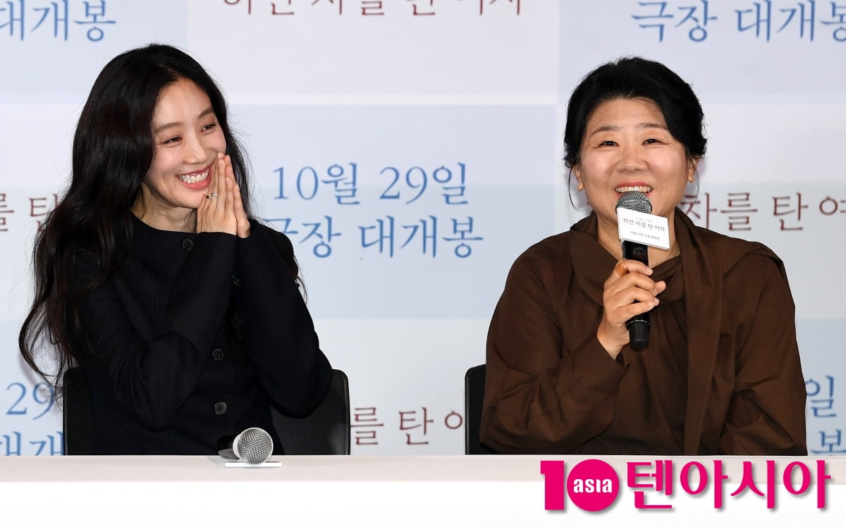 Jung Ryeo-won Attends Press Screening of 'The Woman in the White Car'