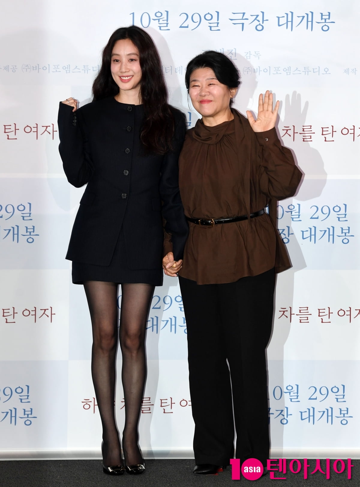 Jung Ryeo-won and Lee Jung-eun Attend Press Screening of 'The Woman in the White Car'