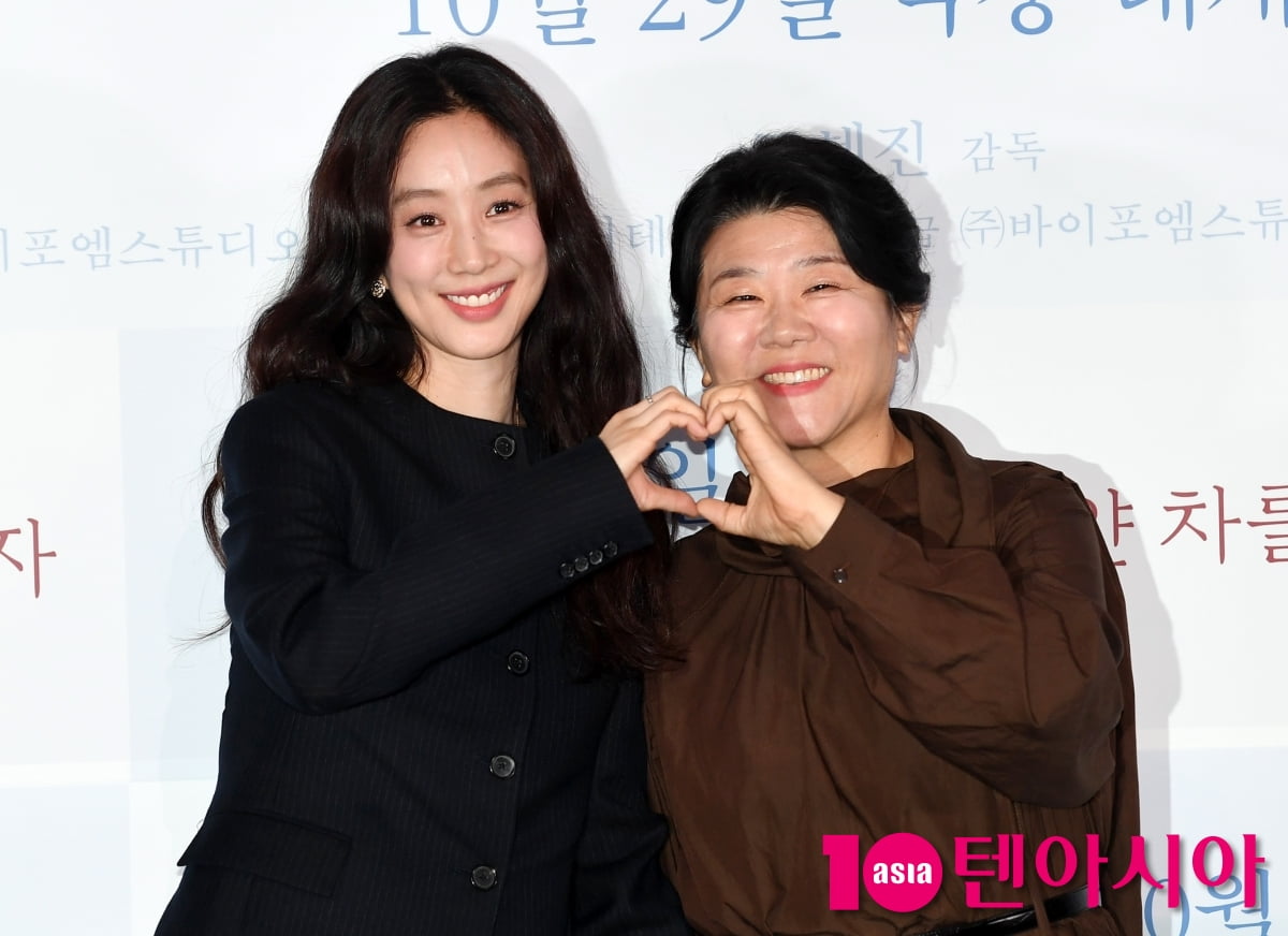 Jung Ryeo-won and Lee Jung-eun Attend Press Screening of 'The Woman in the White Car'
