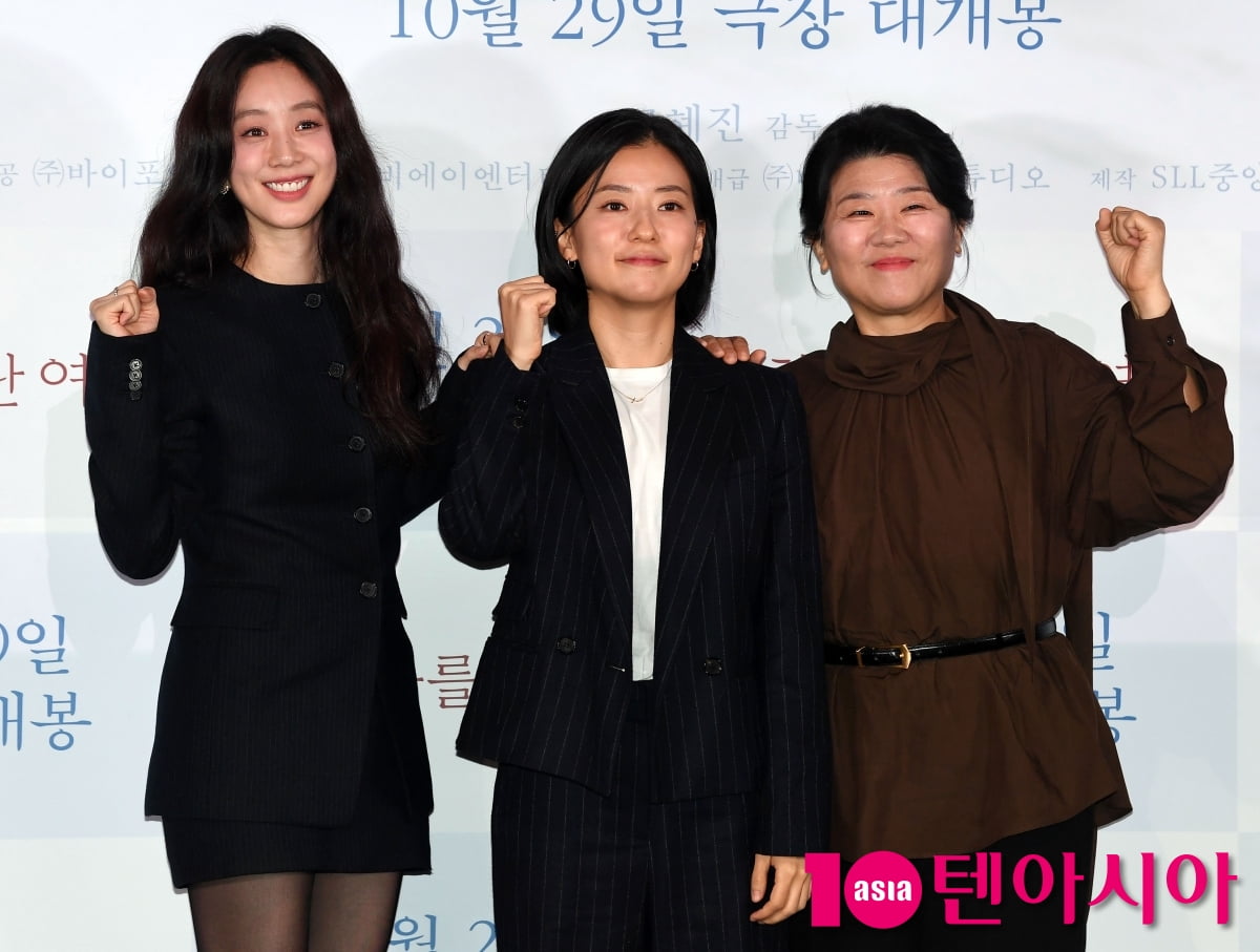 Director Christine Ko, Jung Ryeo-won, and Lee Jung-eun Attend Press Screening of 'The Woman in the White Car'