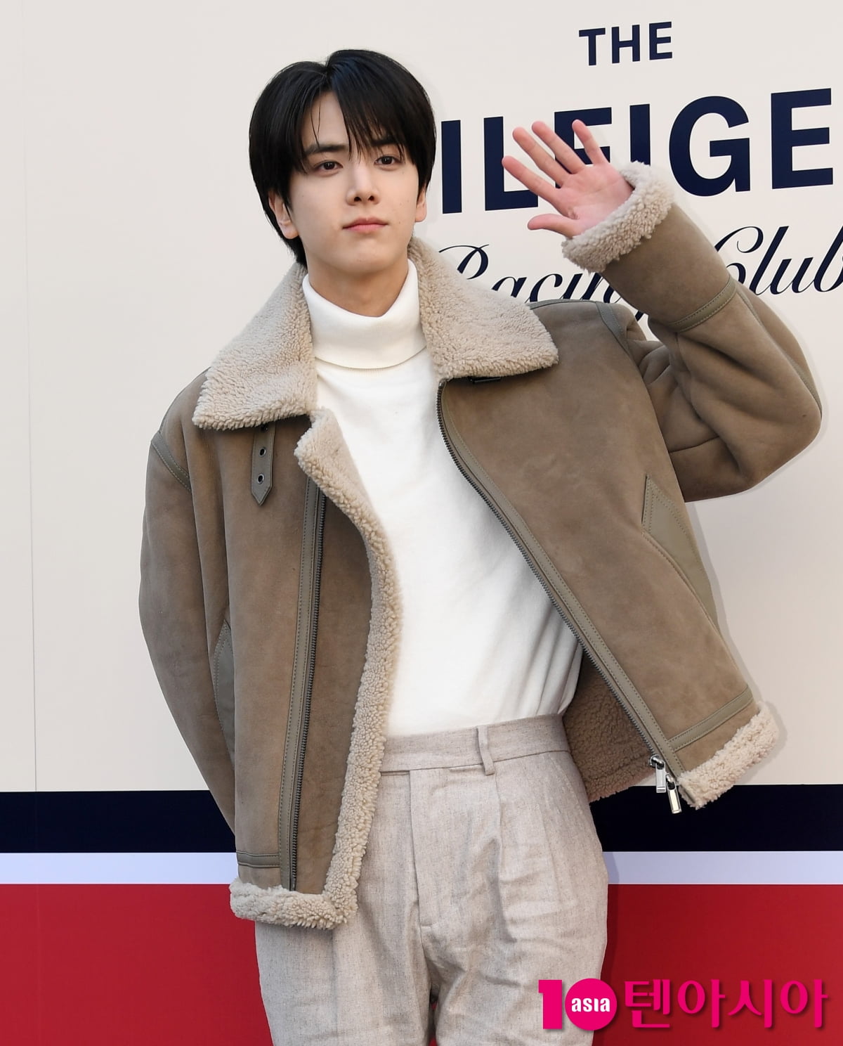 ドボイズのヨンフン、ザ・ヒルフィガー・レーシング・クラブイベントに華麗に登場