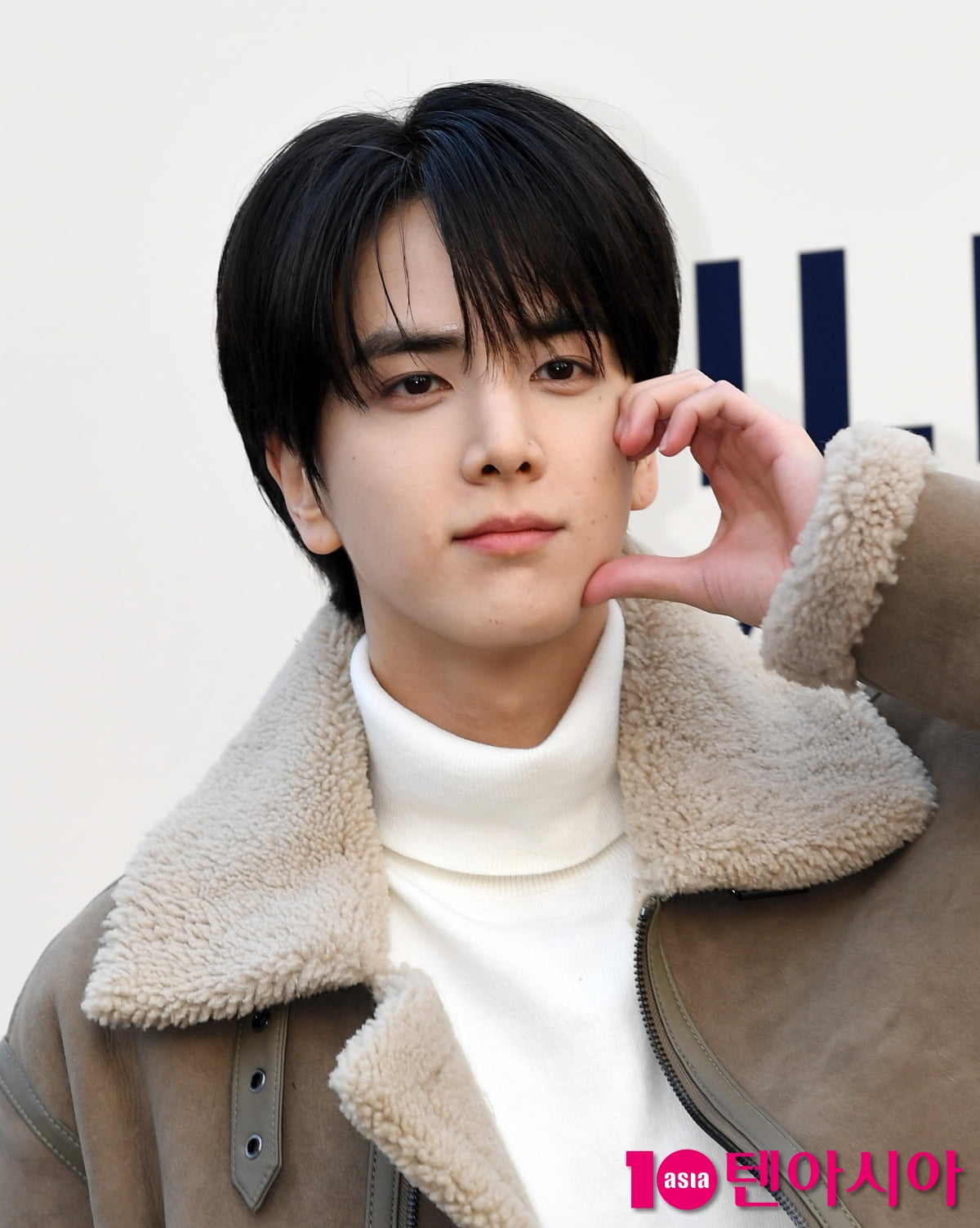 ドボイズのヨンフン、ザ・ヒルフィガー・レーシング・クラブイベントに華麗に登場