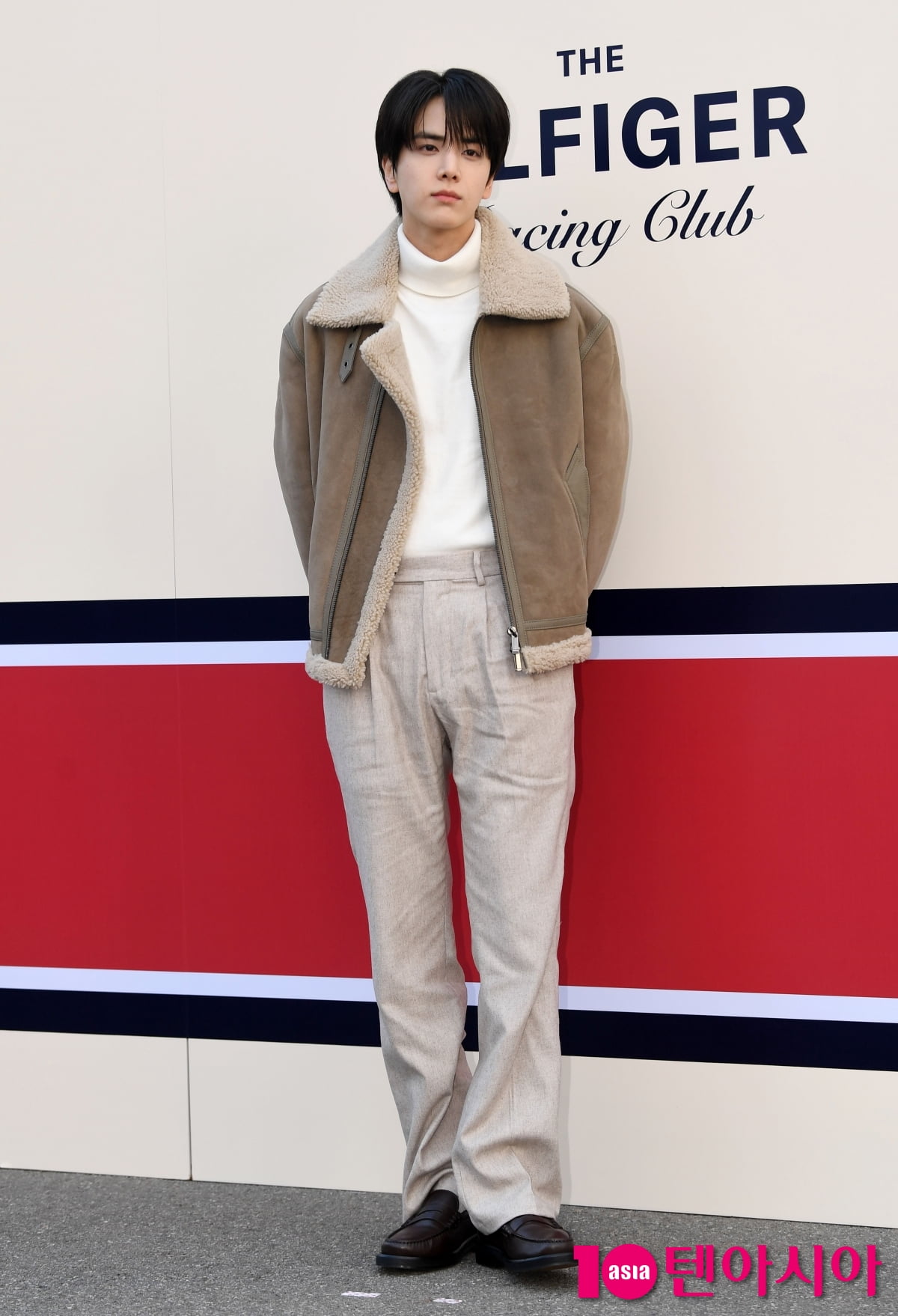 ドボイズのヨンフン、ザ・ヒルフィガー・レーシング・クラブイベントに華麗に登場