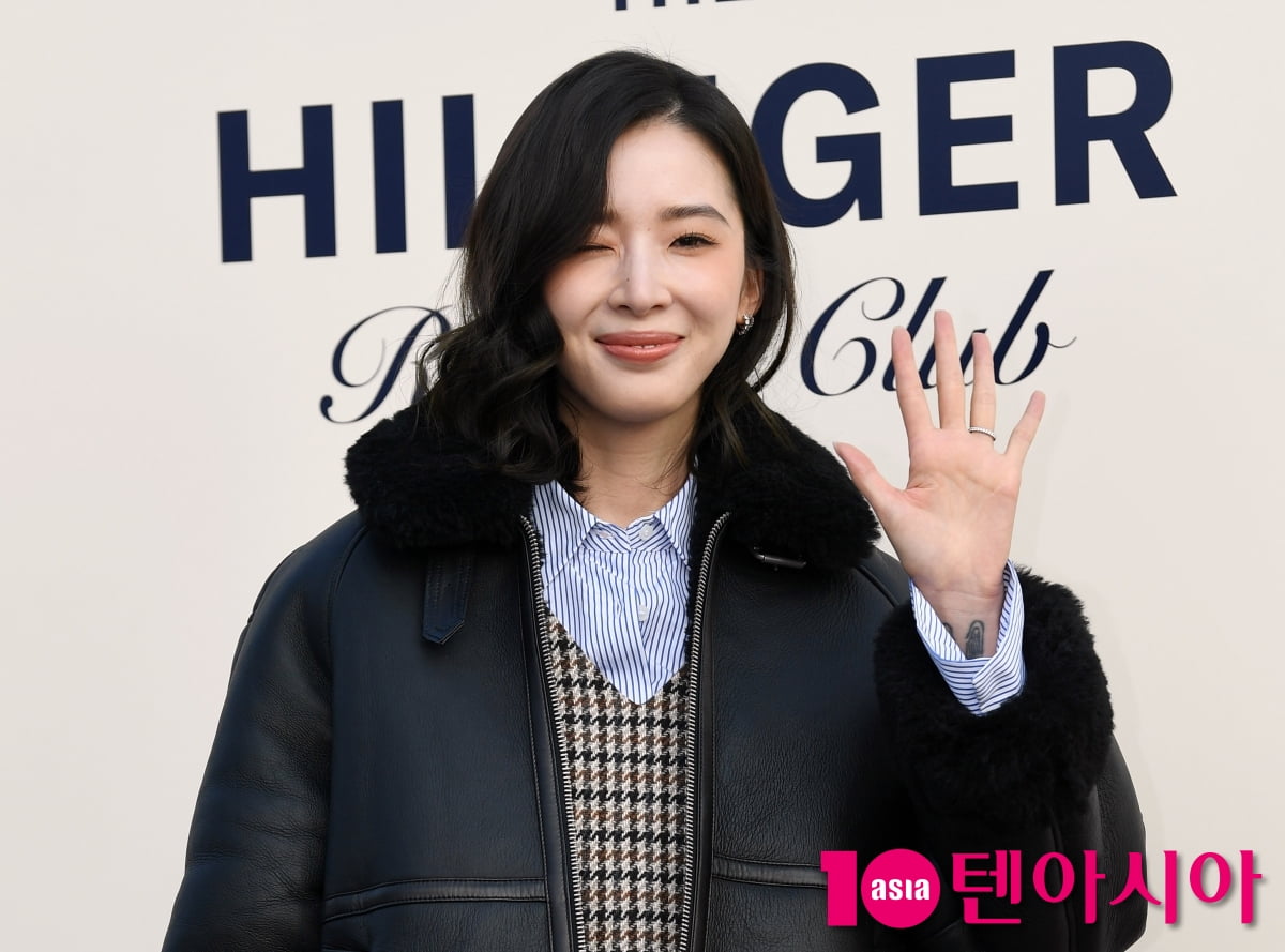 モデル アイリン、ザ・ヒルフィガー・レーシング・クラブ イベントに登場