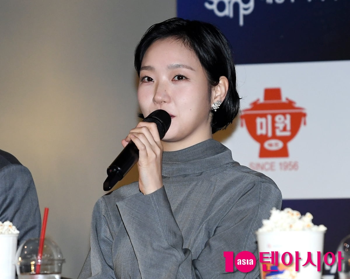 Kim Go-eun Attends Handprinting Event at the 45th Blue Dragon Film Awards