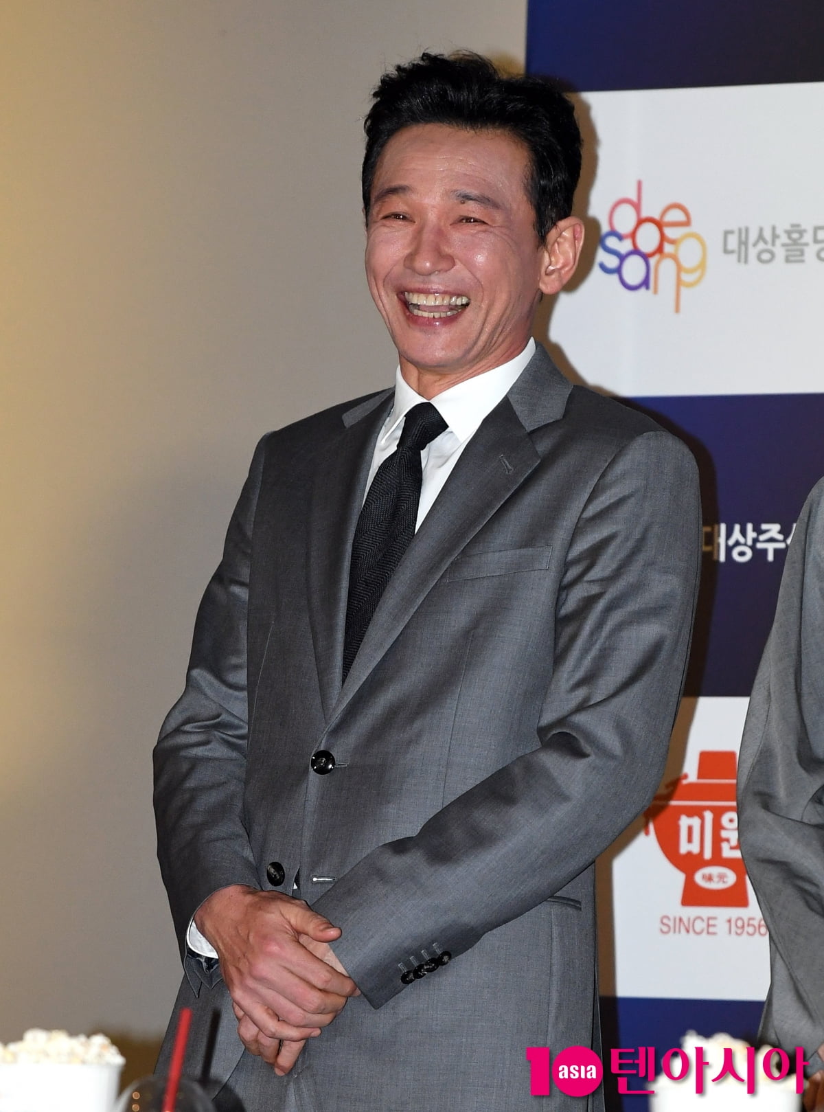 俳優ファン・ジョンミン、第45回青龍映画賞ハンドプリンティングイベントに参加