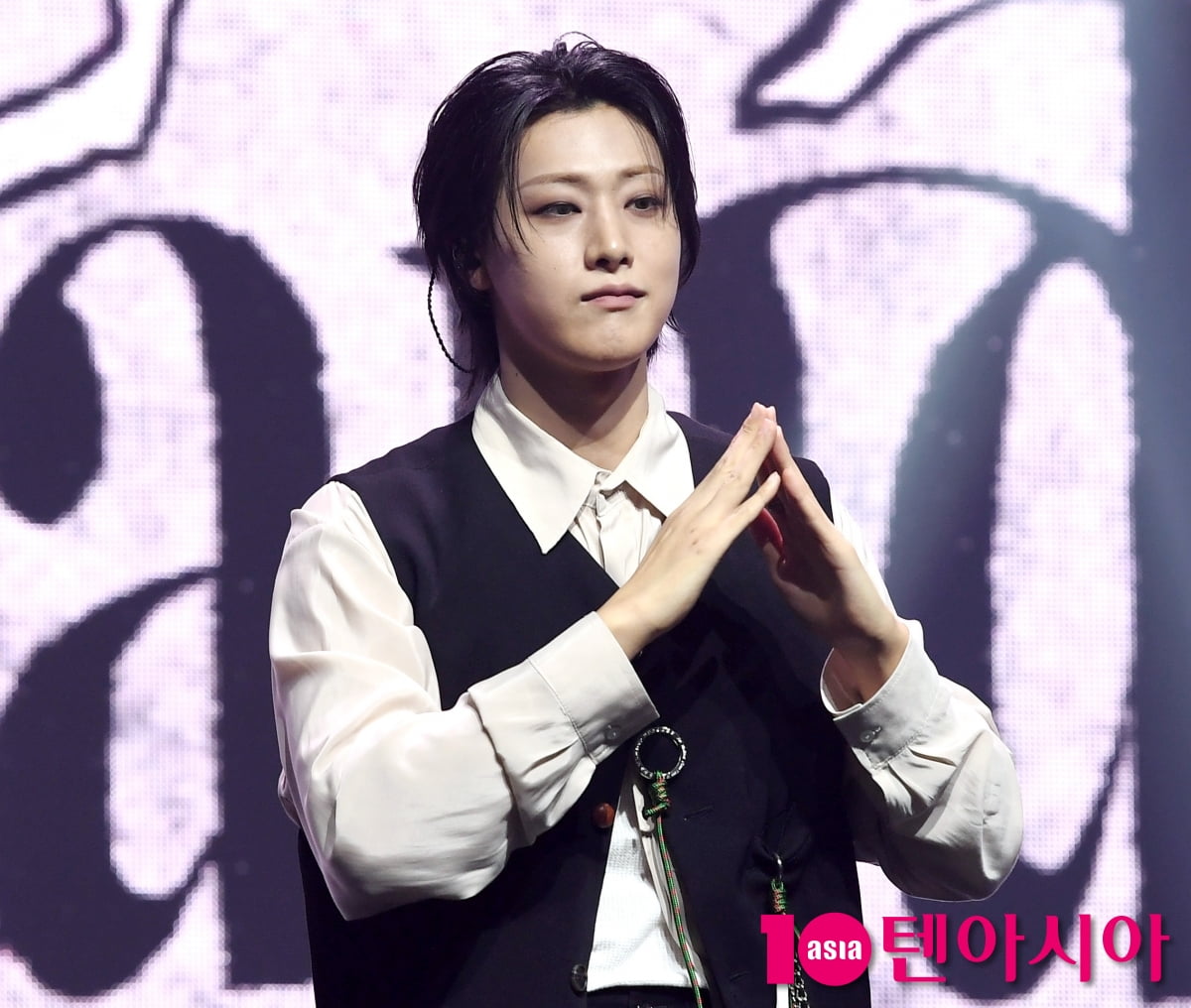 WEiのユ・ヨンハ、ミニ8集『Wonderland』ショーケースで魅力発散