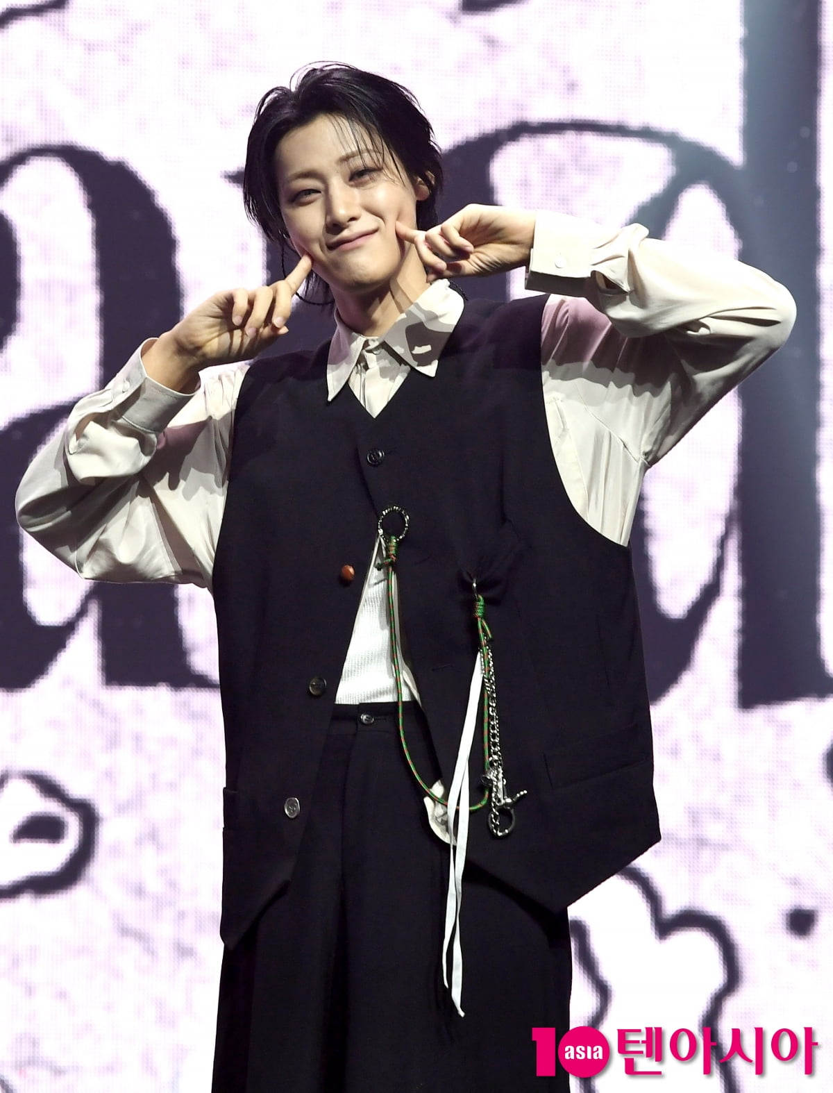 WEiのユ・ヨンハ、ミニ8集『Wonderland』ショーケースで魅力発散