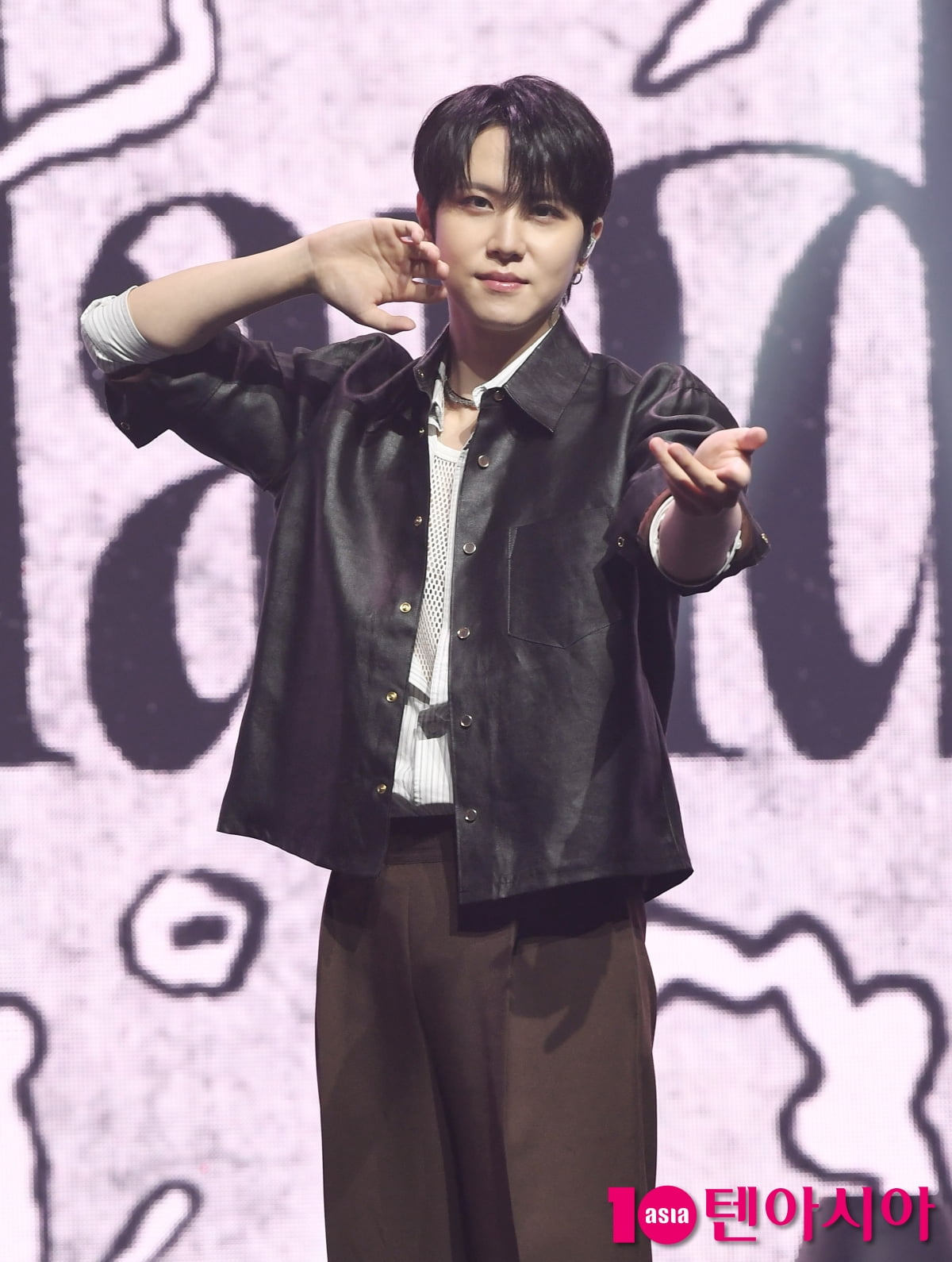 WEiのキム・ドンハン、ミニ8集『Wonderland』ショーケースに登場