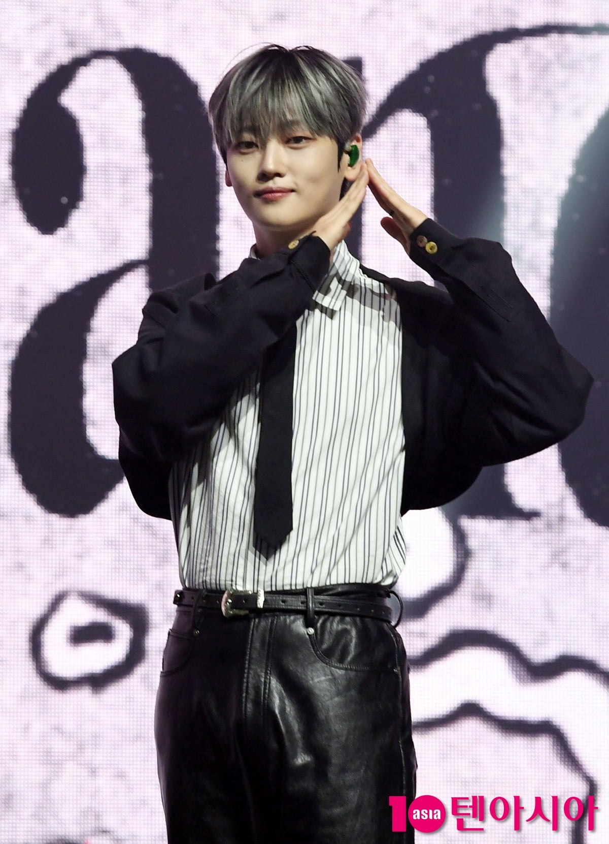 WEiのカン・ソクファ、ミニ8集『Wonderland』ショーケースに登場