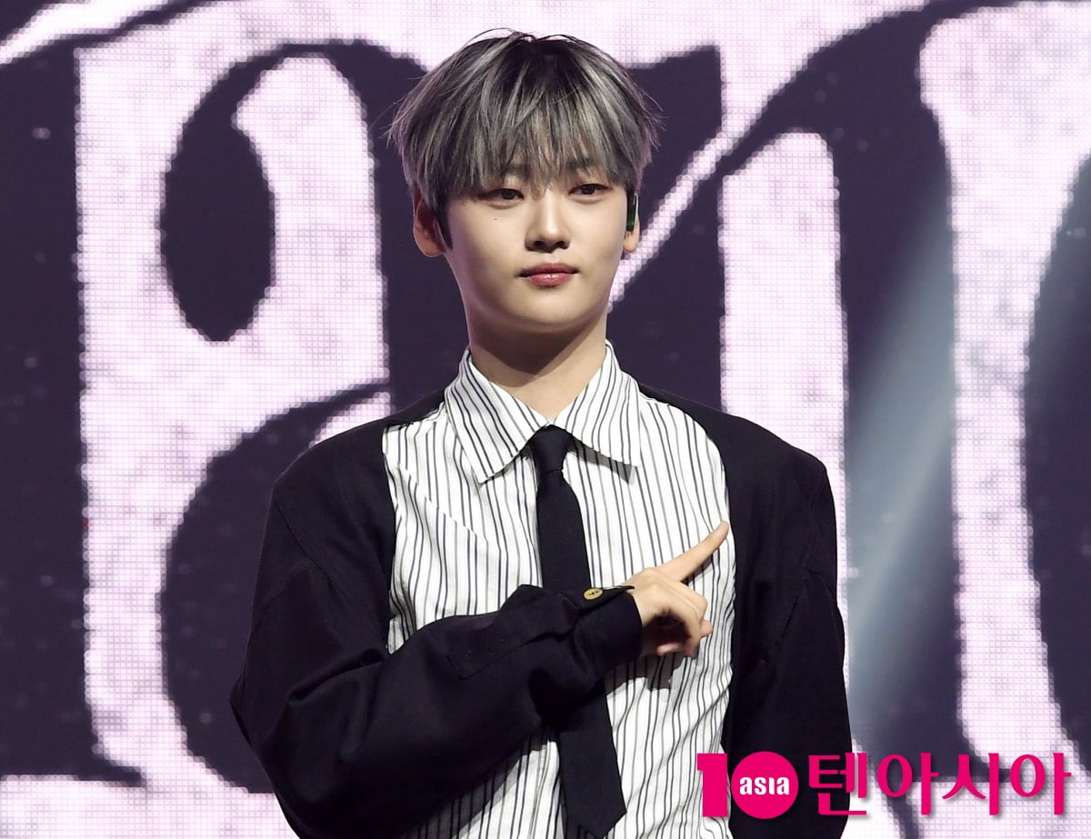 WEiのカン・ソクファ、ミニ8集『Wonderland』ショーケースに登場