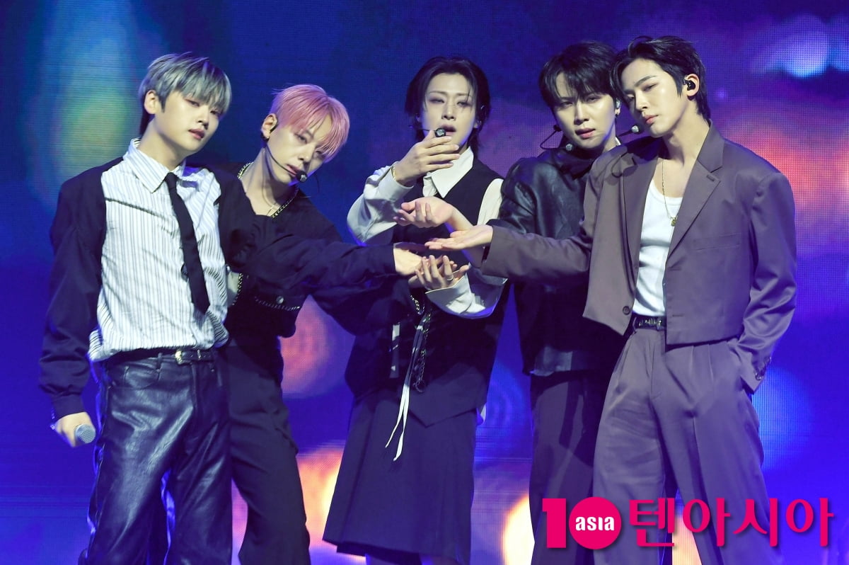 WEi Dazzles at 'Wonderland' Mini Album Showcase in Seoul