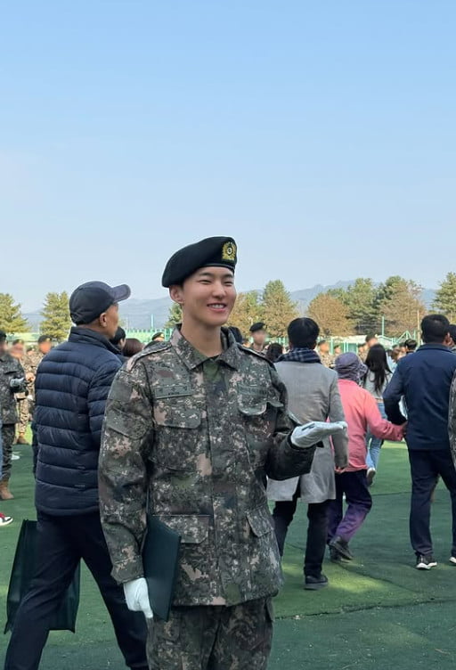 SEVENTEEN's Hoshi Completes Basic Military Training, Shares Heartwarming Photos with Family