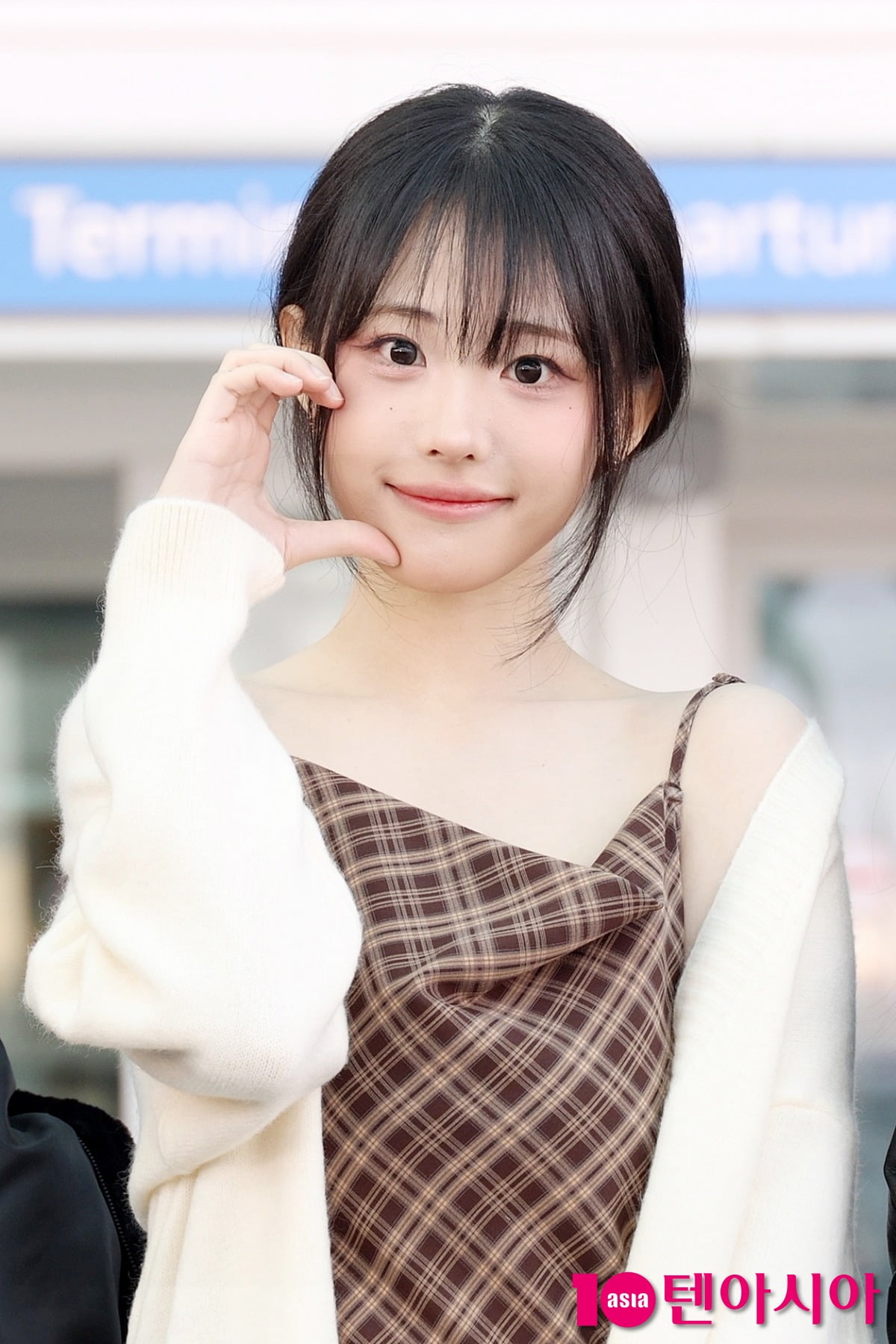 QWER's Hina Departs for New York to Kick Off 2025 World Tour 'ROCKATION'