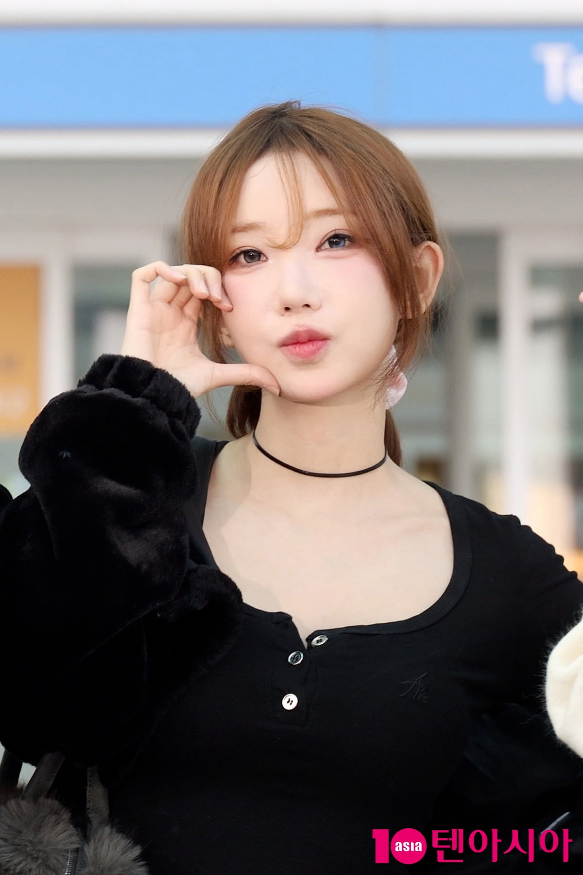 QWER's Magenta Departs for New York to Kick Off 2025 World Tour 'ROCKATION'