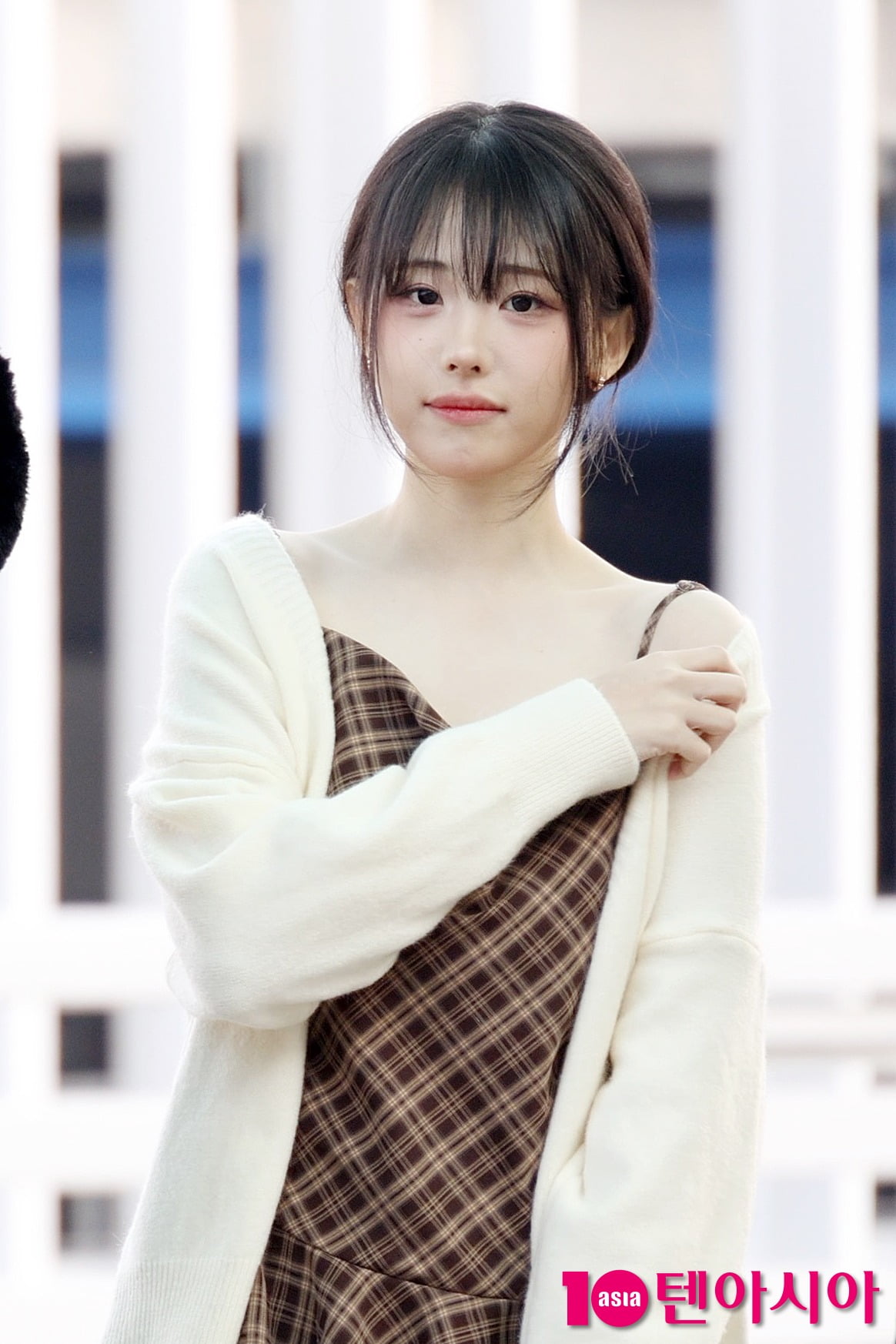 QWER's Hina Departs for New York to Kick Off 2025 World Tour 'ROCKATION'